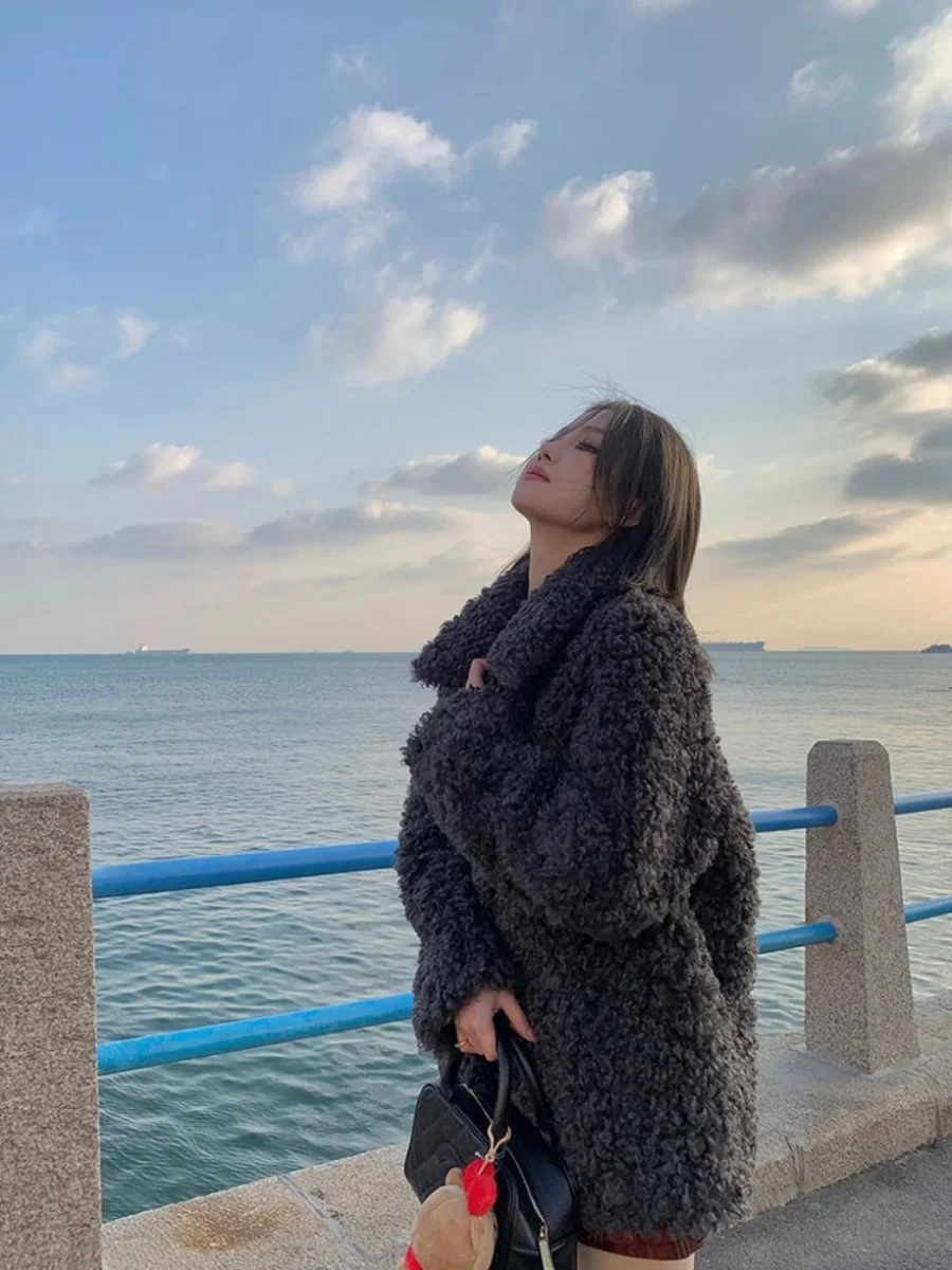 معطف فرو صناعي من الكشمير والمينك للنساء، طويل متوسط، ذو ياقة بولو، فضفاض وسميك، بتصميم شتوي عصري للشارع.