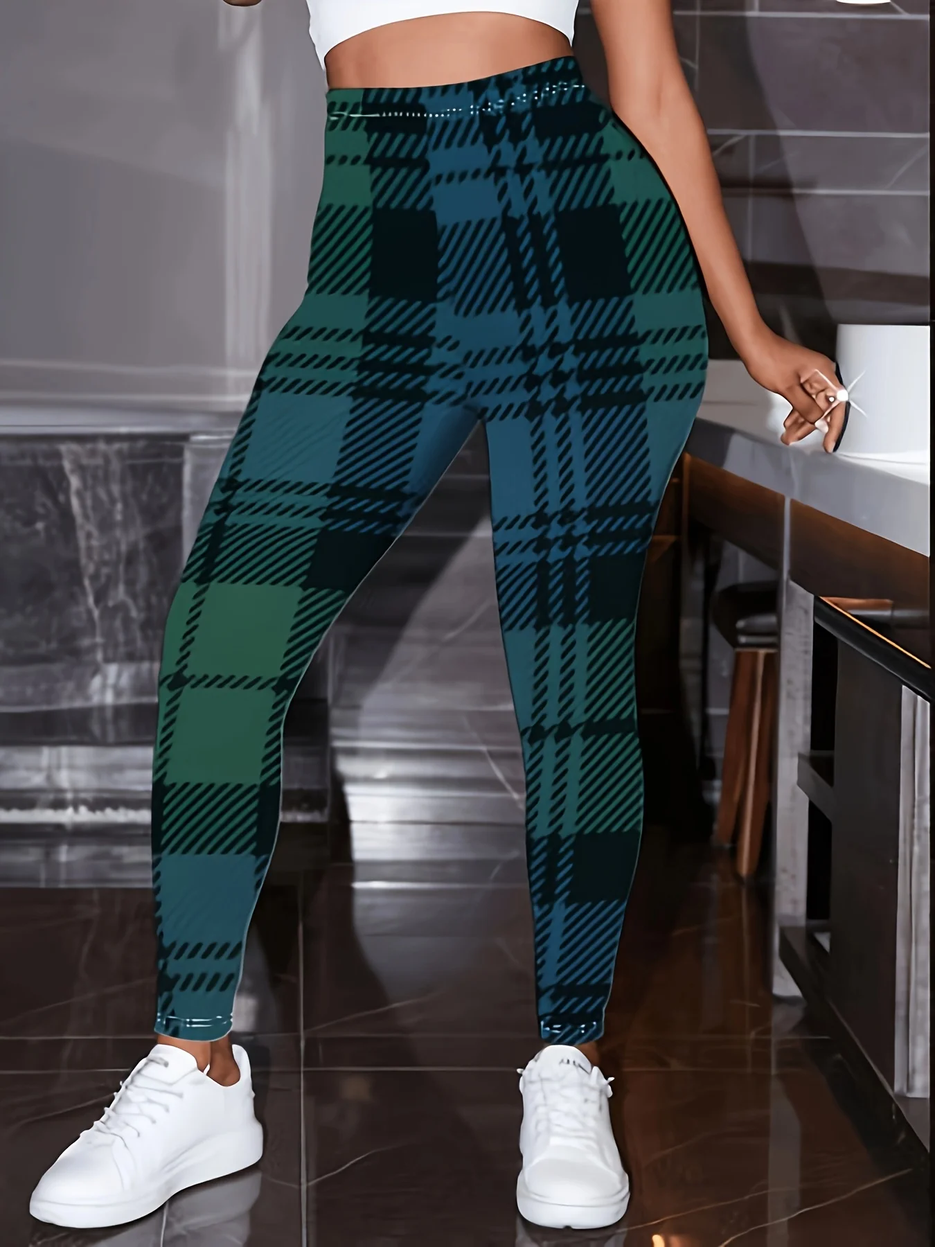 بنطال ضيق نسائي بطبعة جلد الفهد مصنوع من مزيج البوليستر والألياف اللدنة، مع مرونة مناسبة لملابس الخريف والشتاء.