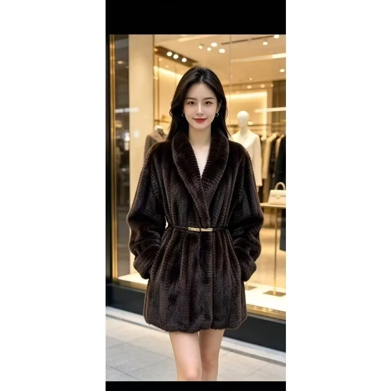 A New Thickened Faux Fur Coat for Women in Autumn Winter, Featuring Faux Fur and Mink Fur, Exudes An Elegant and Stylish Charm.