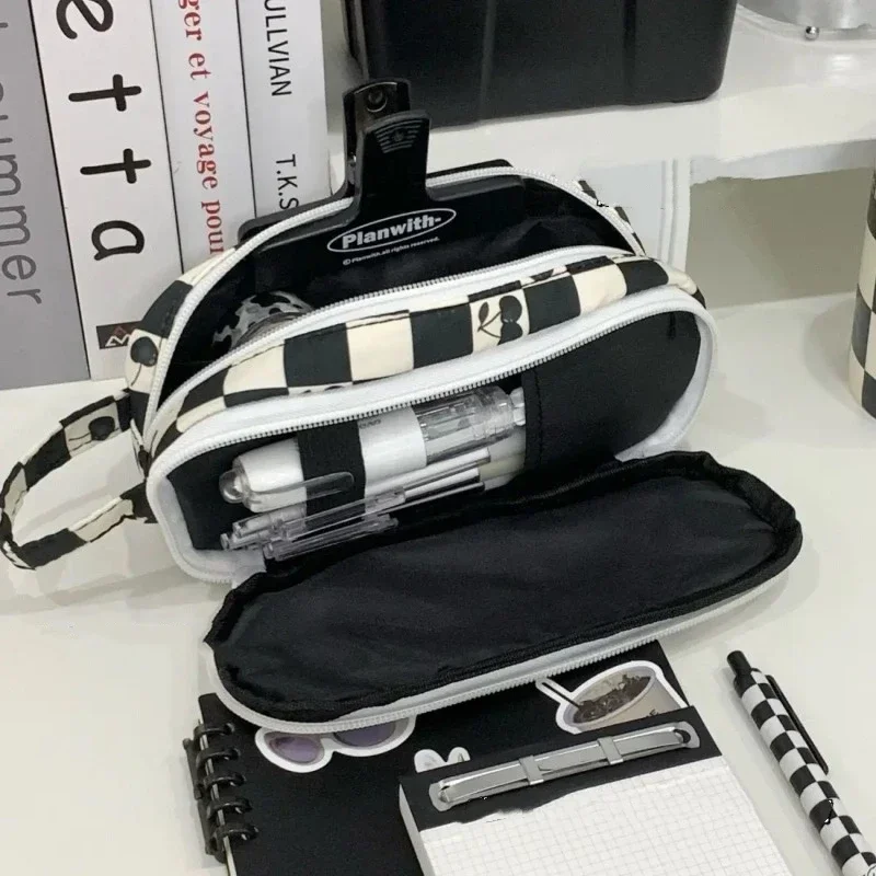 Imagem -02 - Estojo de Lápis de Alta Capacidade para Estudantes Papelaria Xadrez Clássica Cor Preta e Branca Bolsa de Armazenamento para Scrapbook Moda pc