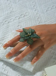A golden retro autumn versatile, simple temperament, stylish and exquisite design acrylic flower ring, dating party party daily