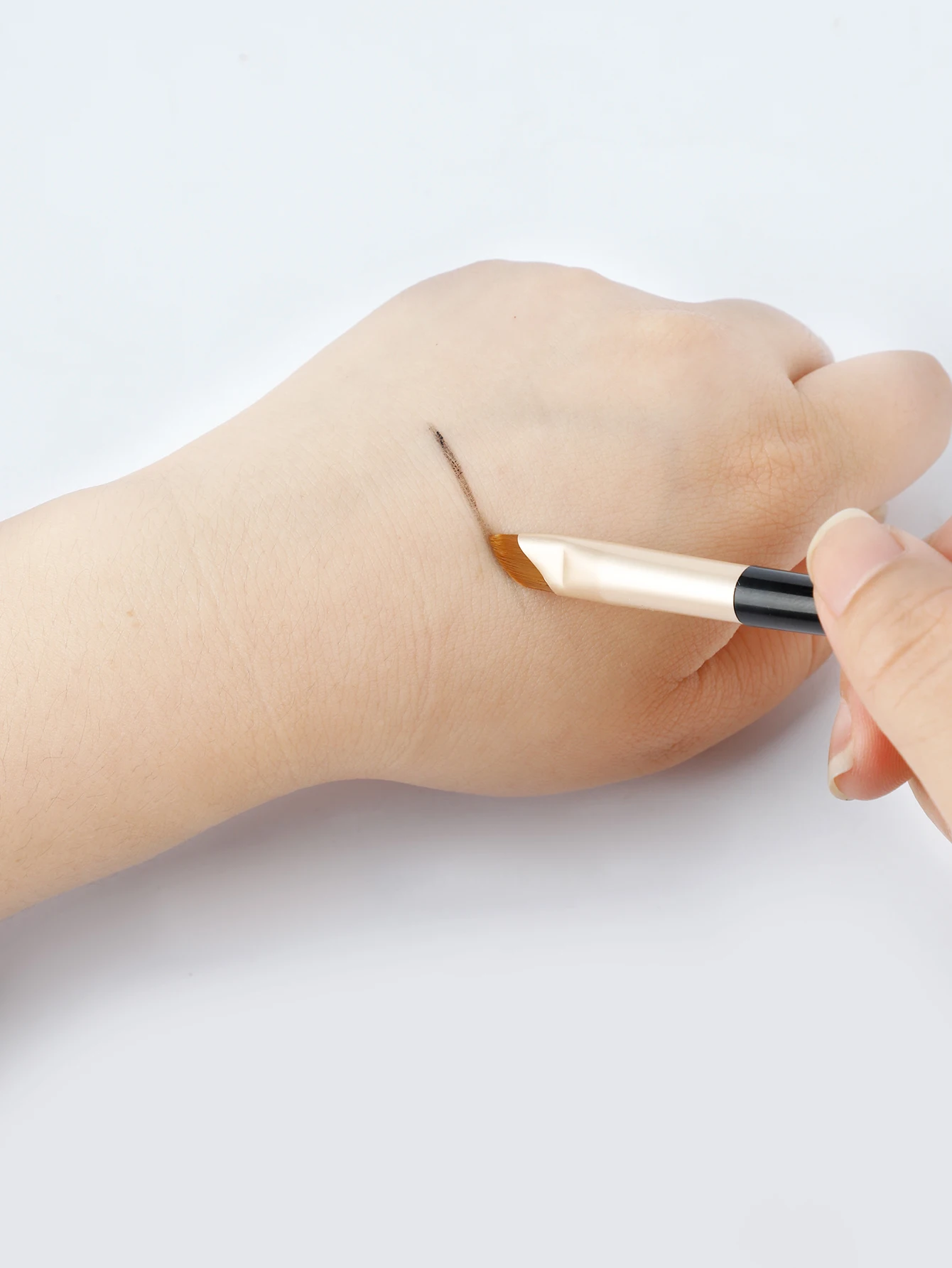 Schuine concealerborstel voor vrouwen Make-upborstel voor onder de ogen Concealer voor toepassing van en vloeibare cosmetica Draagbaar ontwerp voor