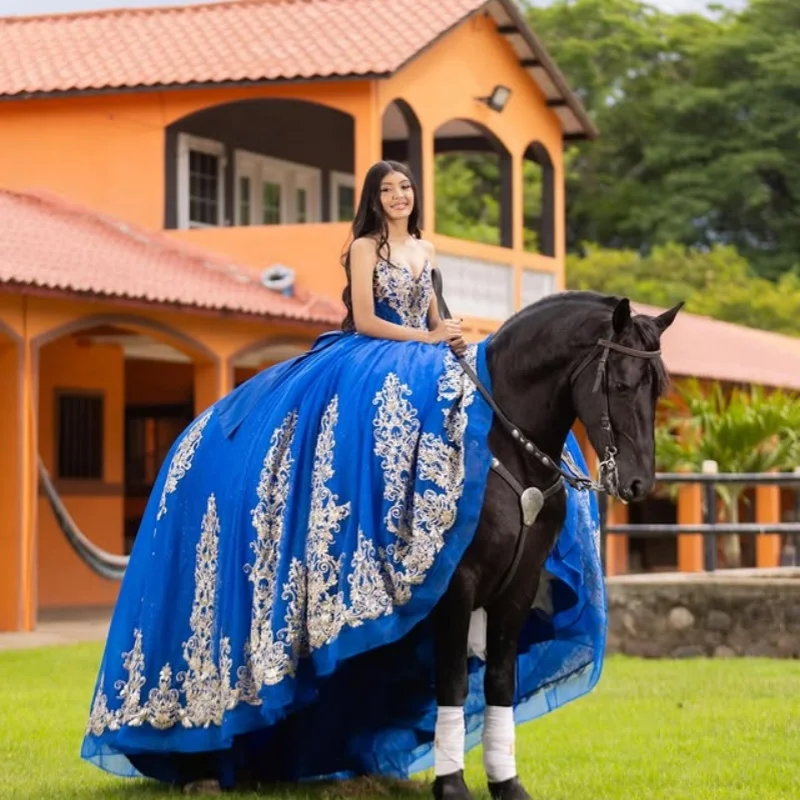 

Роскошные блестящие королевские синие платья Quinceanera по индивидуальному заказу с открытыми плечами и аппликацией из блесток с длинным хвостом и бантом Vestido 15, Quinceanera