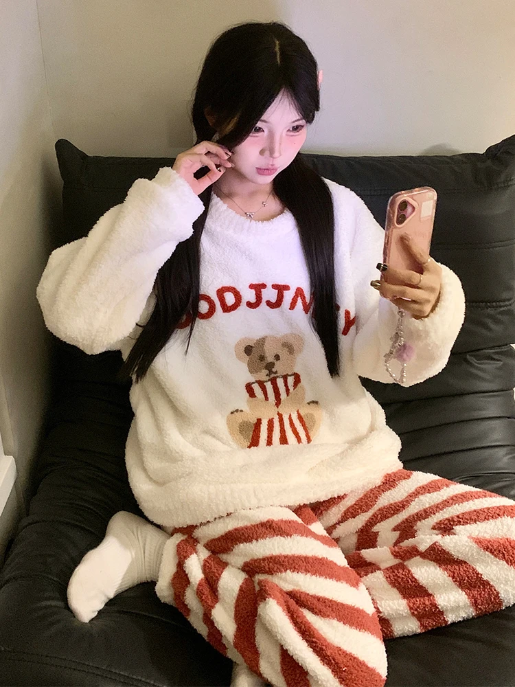 بيجامة دافئة مخملية رقيقة مخططة جديدة لعام 2025 للنساء، ملابس منزلية للخريف والشتاء من الصوف المرجاني السميك على شكل دب لطيف على شكل رسوم كرتونية
