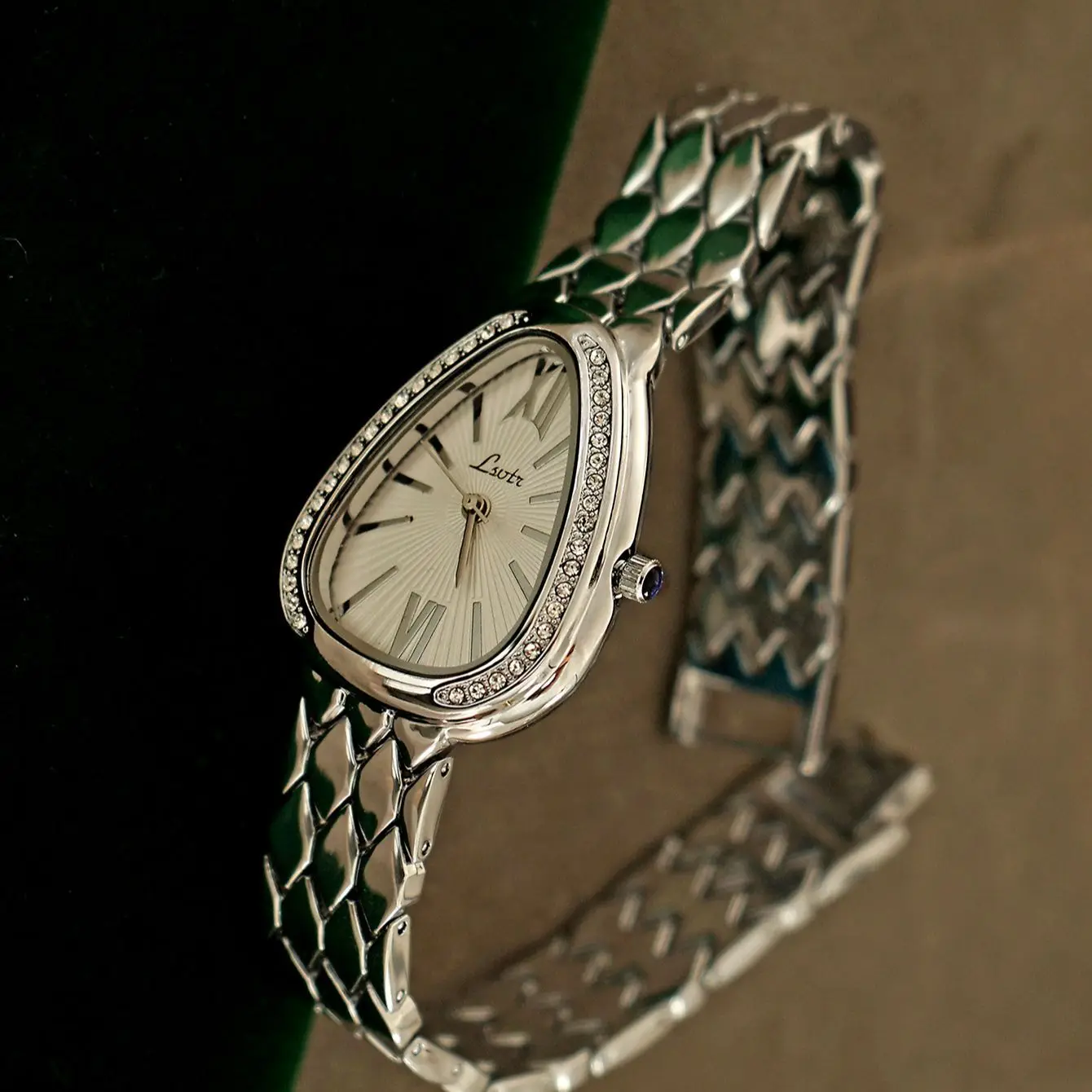 Легкие роскошные нишевые змеиные капли воды