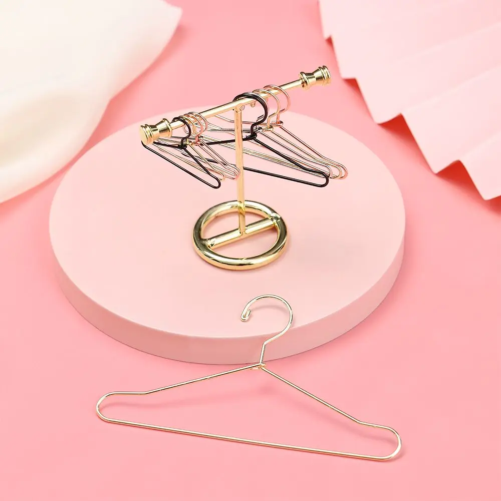 10 pz/set Cute Mini Hangers Metal Doll Dress Clothes Stand per Organizer abbigliamento per bambole appendini in miniatura decorazioni per casa delle bambole
