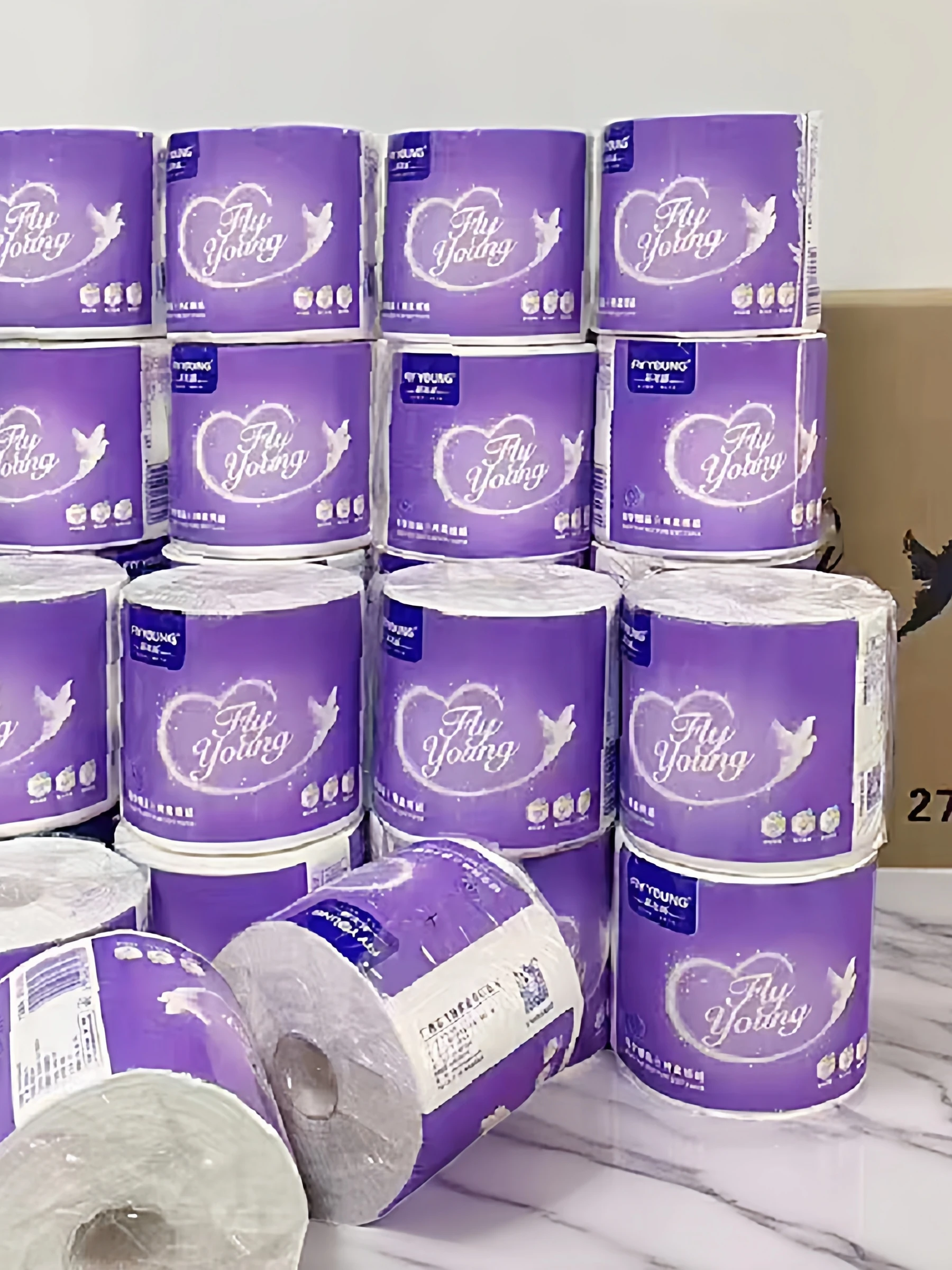 toalhas-de-papel-em-rolo-mais-espessas-150g-com-padrao-original-de-madeira-qualidade-para-uso-domestico-diario-marca-fly-young-fabricadas-na-china-continental