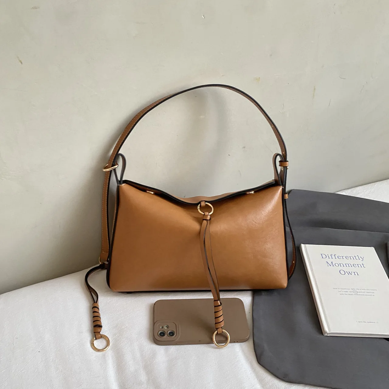 여성을위한 가을 겨울 빈티지 숄더 백 고급스러운 겨드랑이 지갑 미니멀리스트 우아한 디자인 직장용 다용도 통근 가방