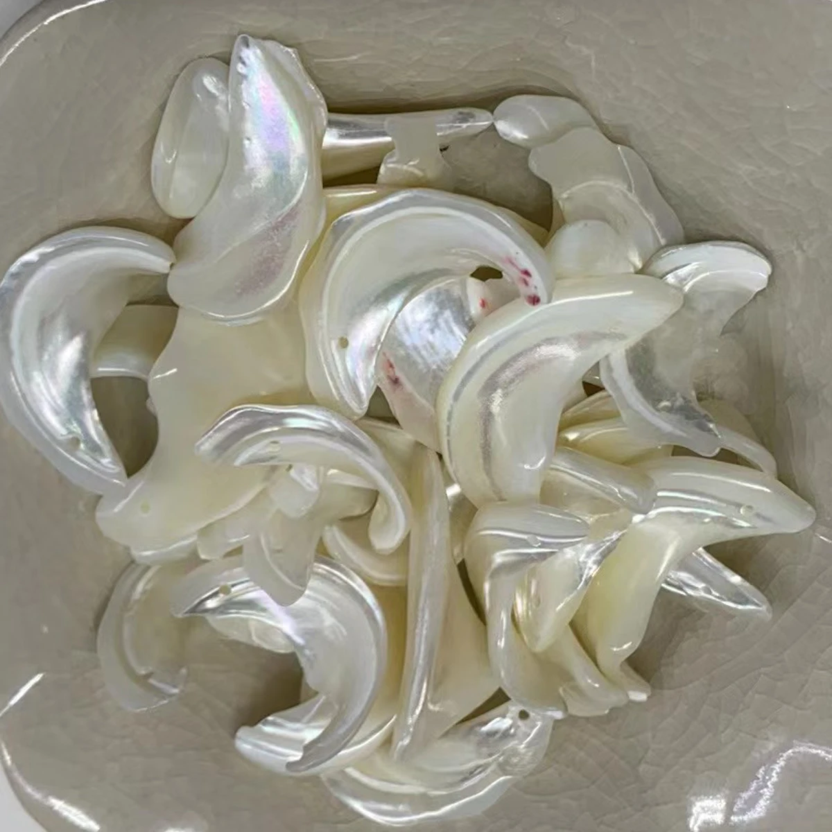 

20pcs Irregular Shape White Moon-shaped Pendant Shell Pendant Beads for Jewelry Making DIY Bracelet Earrings Necklace Accessory