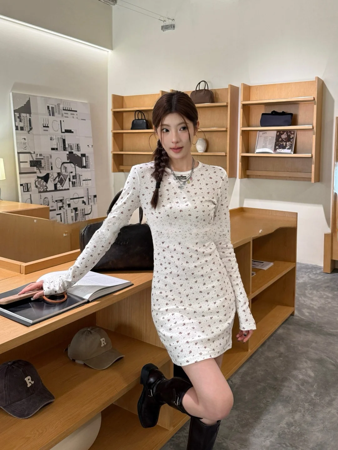 

Женская футболка-платье с длинным рукавом и круглым вырезом, с цветочным принтом, приталенным силуэтом и дизайном, подчеркивающим талию, для свиданий и особых случаев.