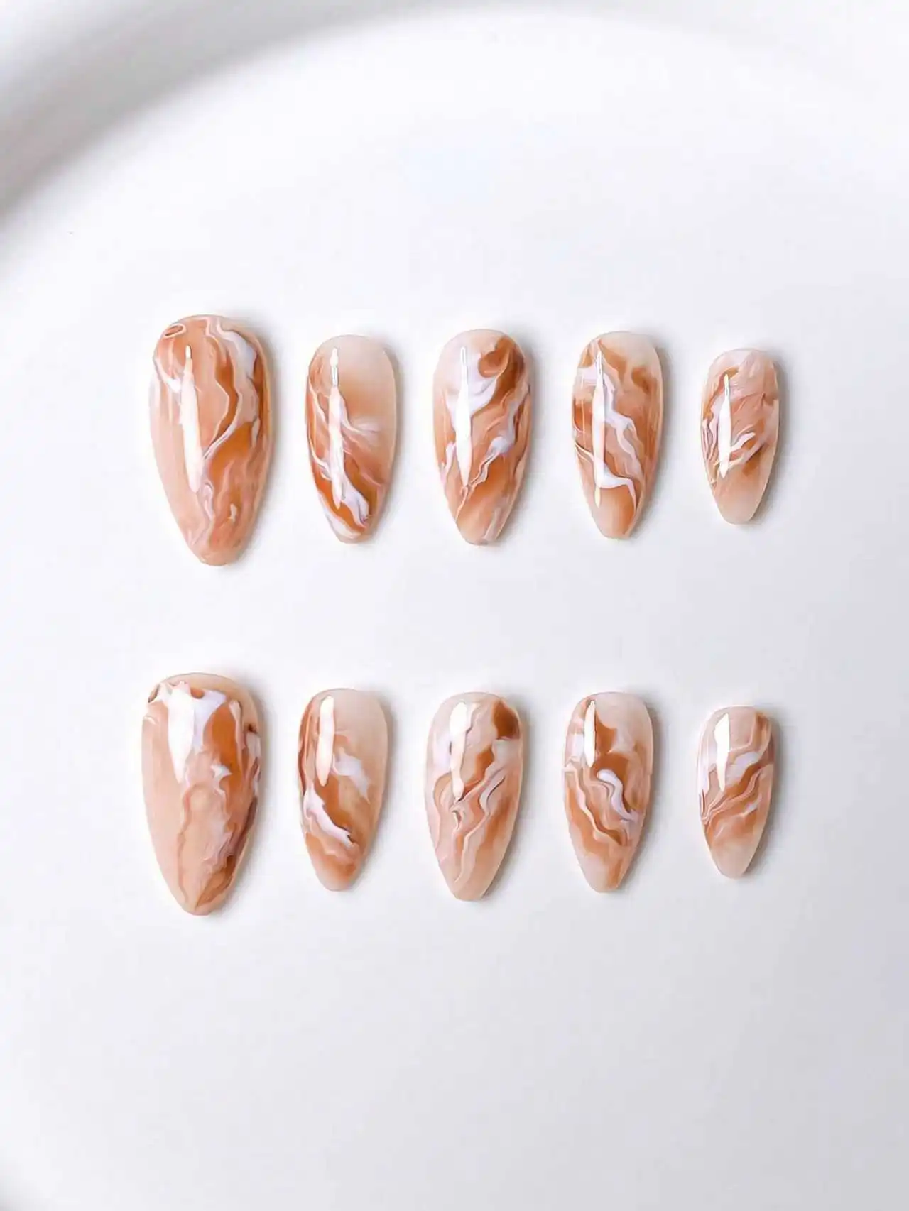 10 قطع، أظافر لوز مصنوعة يدويًا، خطوط متدرجة باللونين البني والأبيض، بسيطة ولكنها أنيقة، جودة عالية. #2