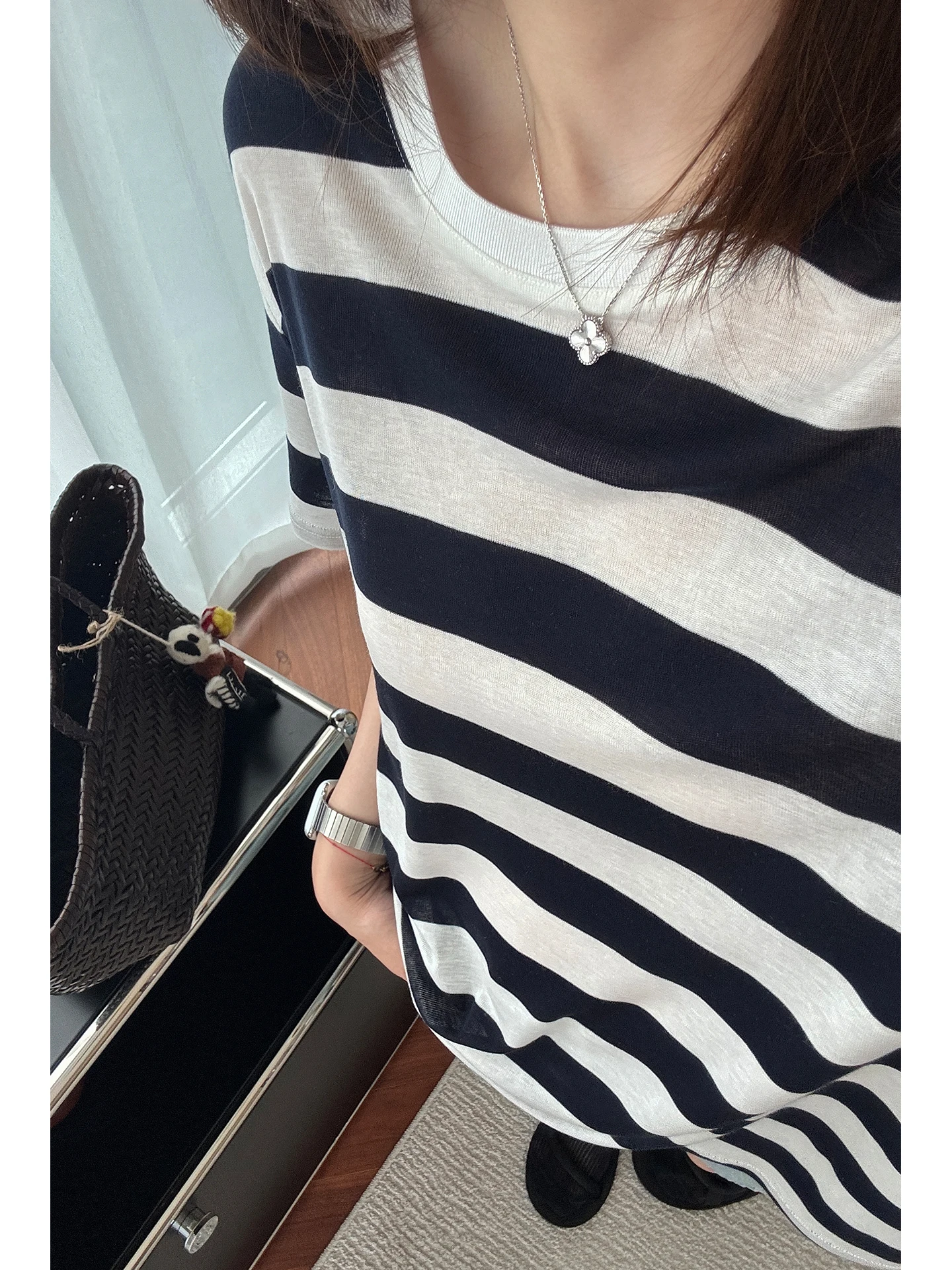 

Мягкая, удобная, высококачественная футболка из смесовой шерсти с круглым вырезом, в полоску, свободного кроя, с эффектом стройности