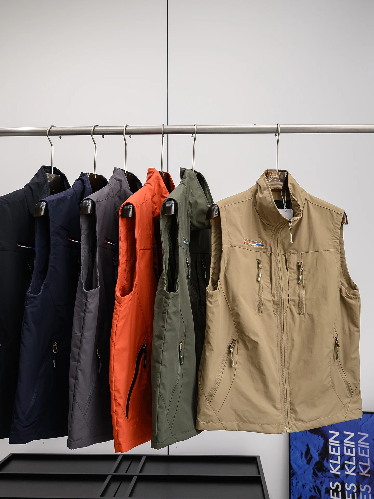 

Outdoor Men's Breathable Windproof Workwear Stand Collar Vest Fashionable Urban Style Standard Fit Zipper Closure Nylon Fiber