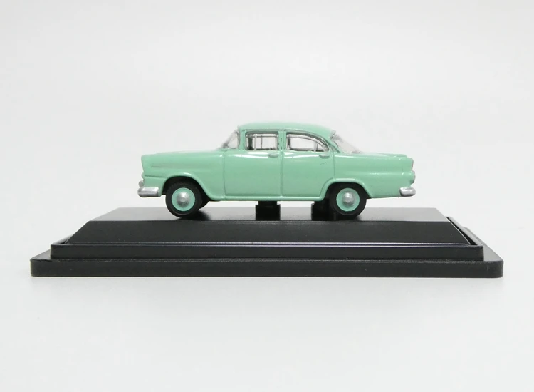 1/87 HO Scale Alloy Car Model 1960 FB Sedan Vintage Car Model Train Scene Miniature Collection Sand Table Landscape  Adult Gift