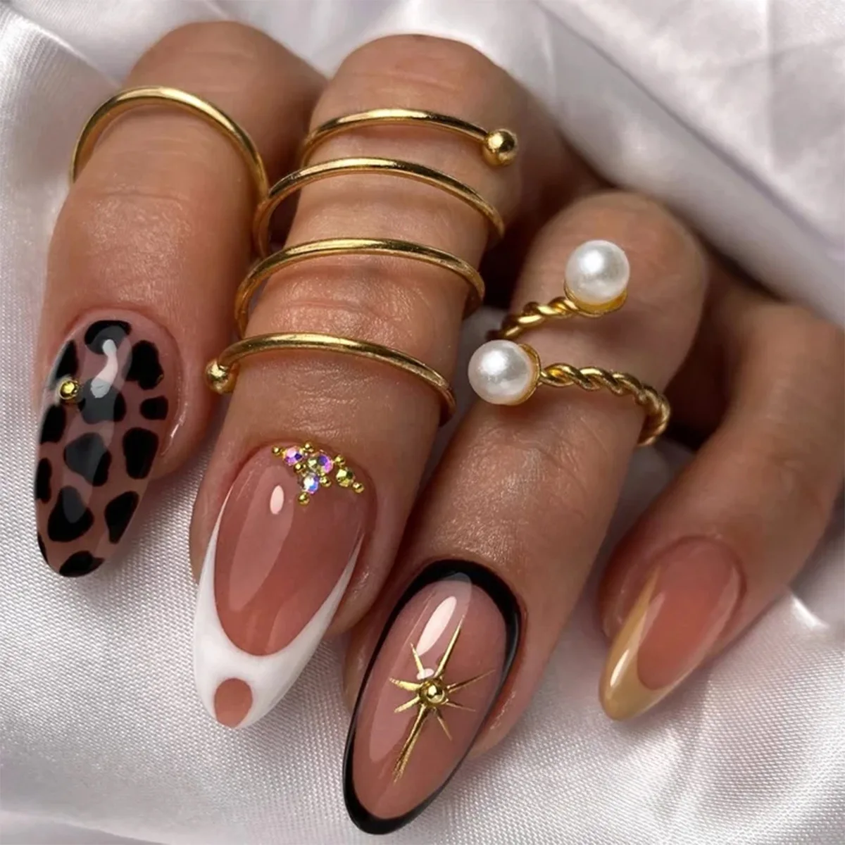 

24PCS Simple Pink French Press on Nails Sweet Cool Leopard Print with Golden Star False Nails for Women Wearable Ins Fake Nails