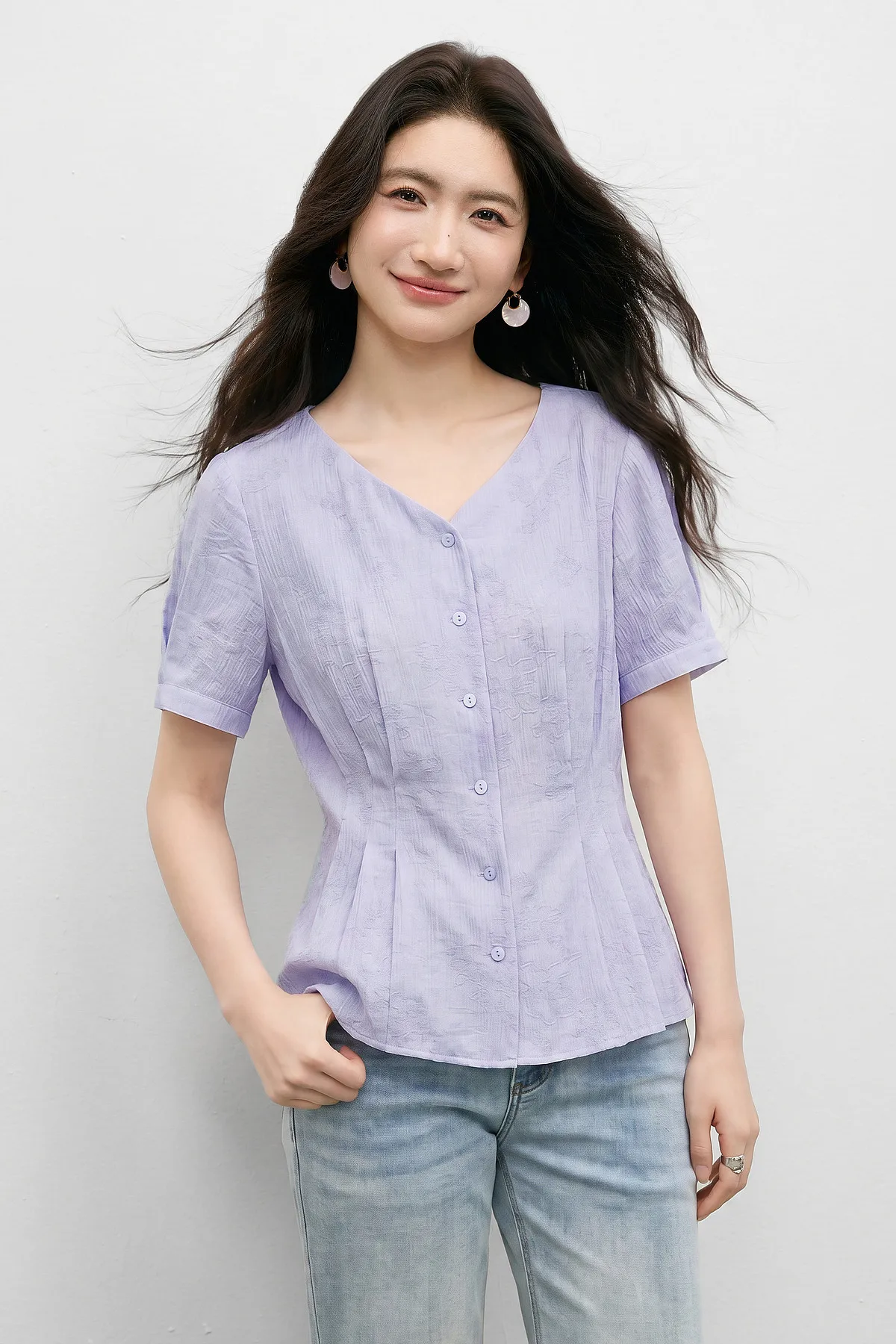 SENTUBILA Casual V-Ausschnitt Strukturierte Chiffon-Bluse für Damen 2026 Sommer Plissierte Taille Laternenärmel Hemd 162VA6625 – Detail 14