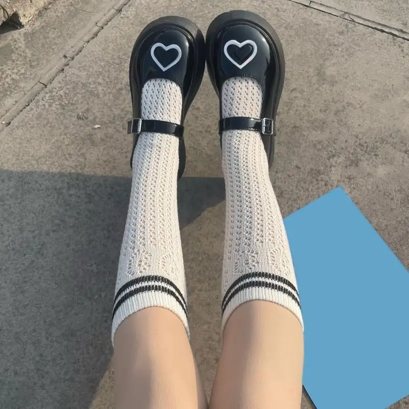 195E カレッジスタイルの女性中空アウトパターンニーハイソックスヴィンテージダブルストライプ無地黒、白の薄いストッキング