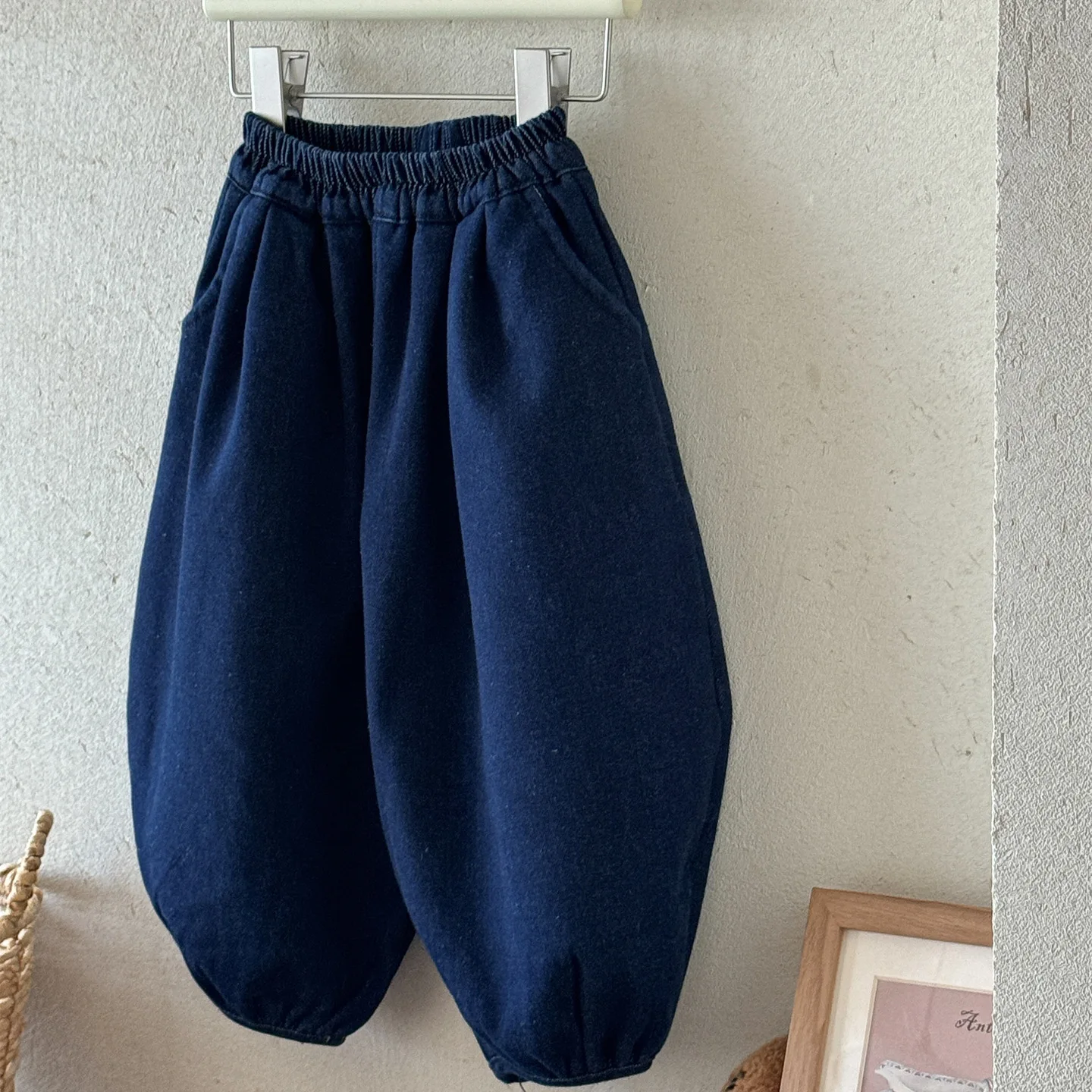 

Осень-зима 202, новые бархатные утепленные однотонные джинсовые шаровары в корейском стиле для девочек, универсальные модные повседневные брюки