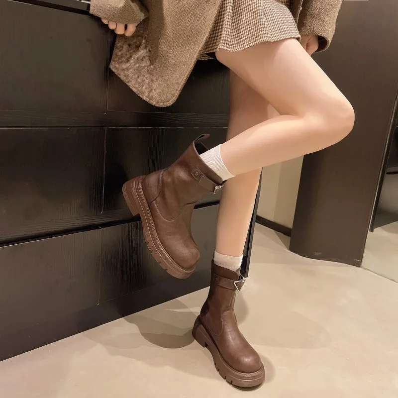 المرأة العصرية والأكثر مبيعا حذاء من الجلد الشتاء منصة كعب أحذية بوت قصيرة مصمم مشبك امرأة 2025 موضة التمهيد