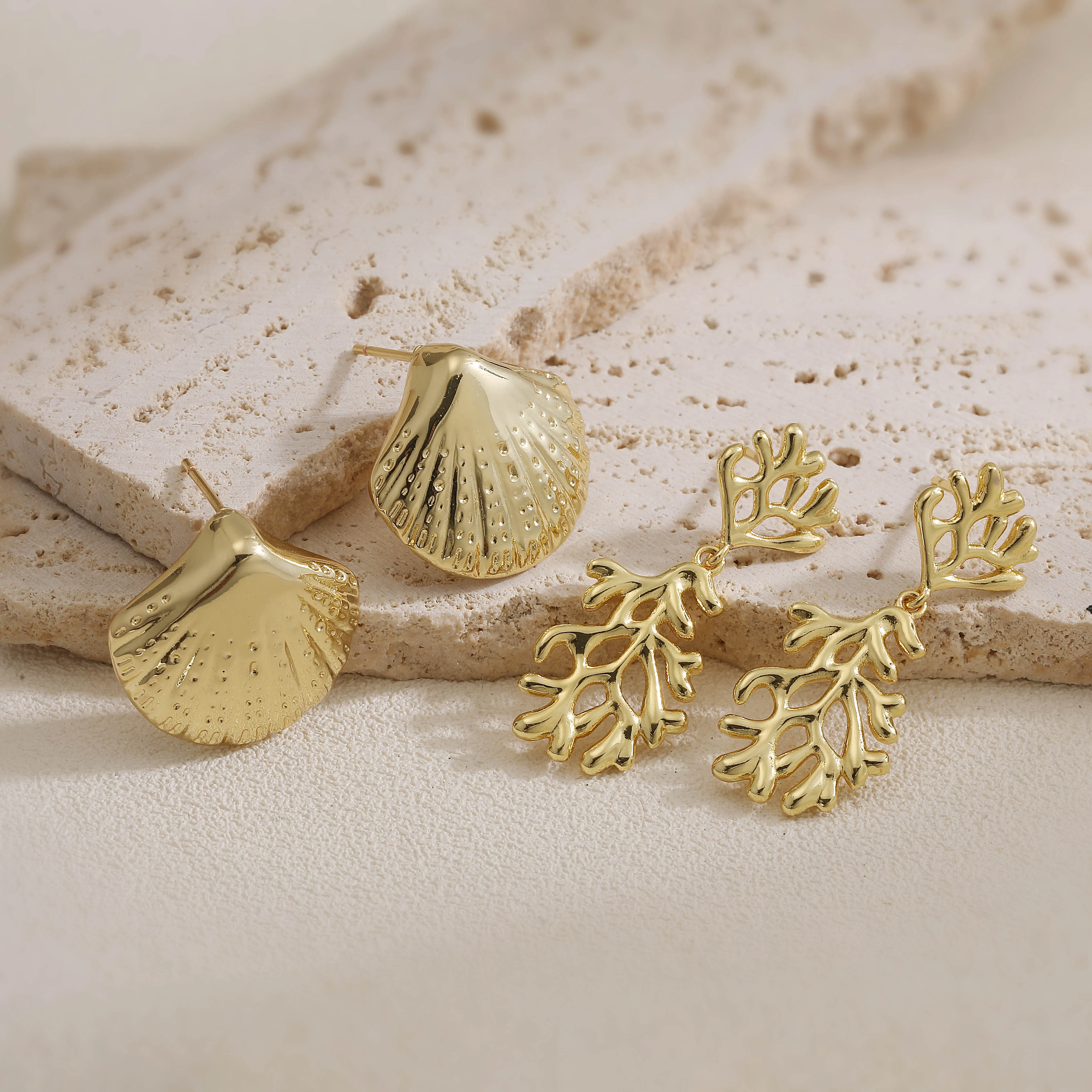 

HECHENG, Retro Minimalist Korean Ocean Style Shell Coral Shape Stud Earrings Golden Women's Jewellery Accessories 1 Pair
