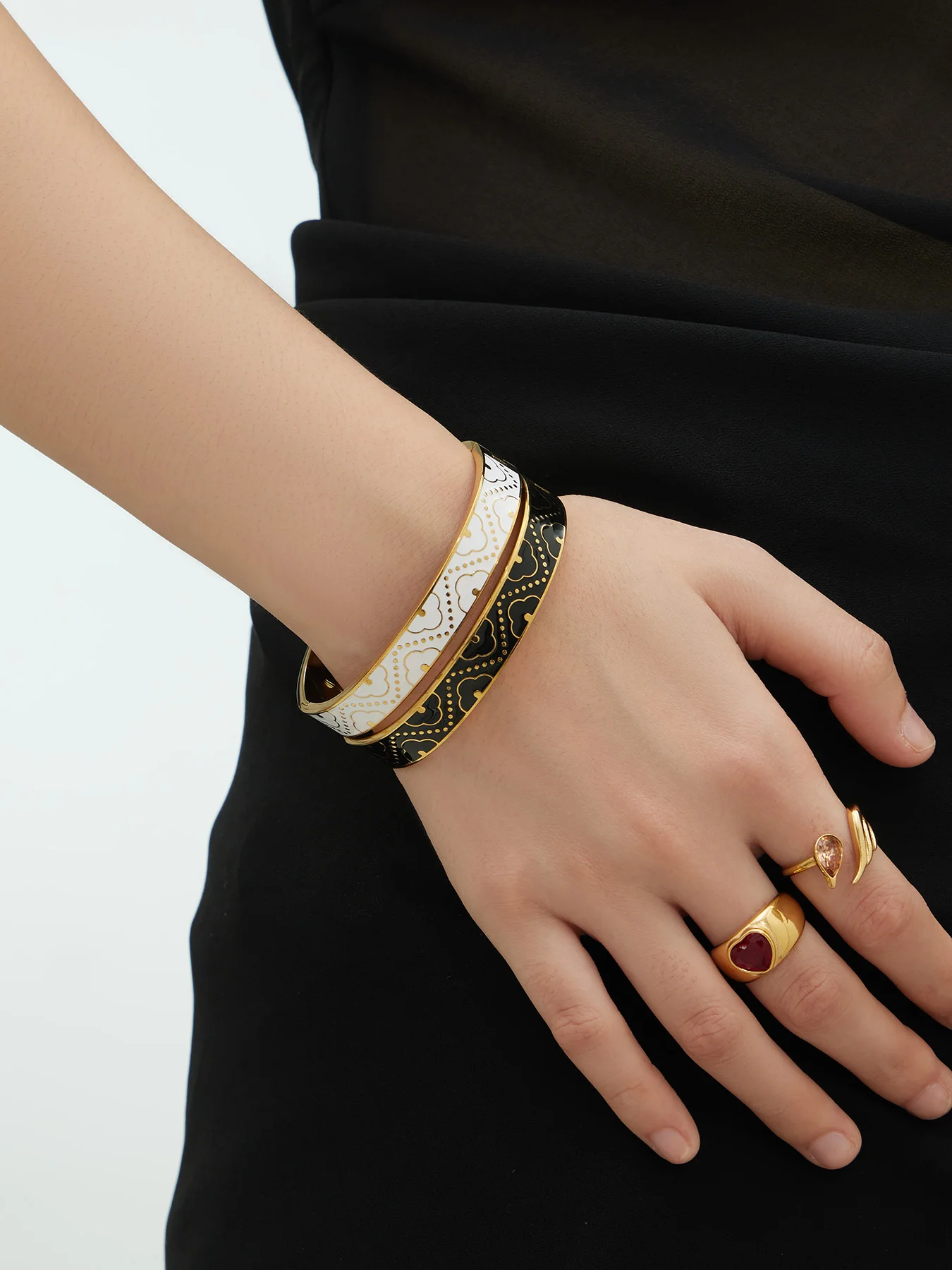 

Nivora, высококачественный браслет из нержавеющей стали с геометрическим рисунком для женщин, белый, черный, эмалированный браслет на запястье, повседневные ювелирные изделия