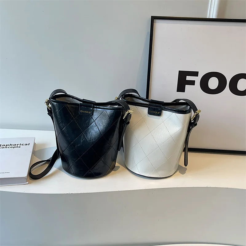 

Popular Contrast Color Bucket Bag Korean Fashion Leather Simple Commuter Crossbody Bag Women 2024 New Casual Plaid Underarm Bag