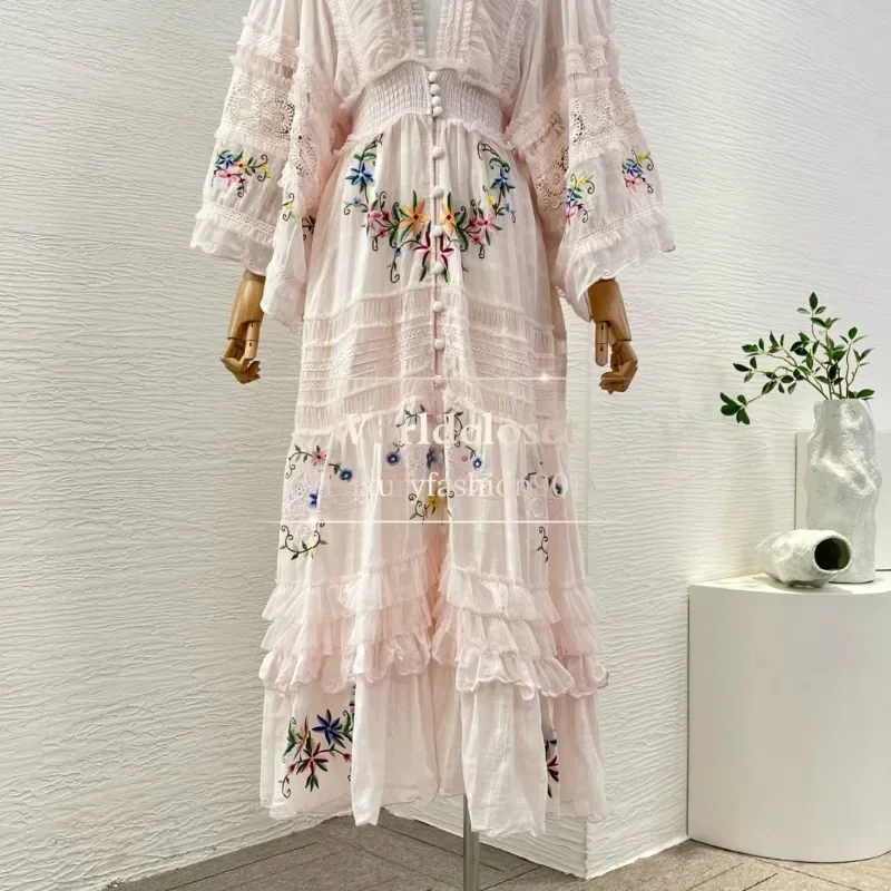 

2025 Высокое качество, новый модный стиль, розовое кружевное лоскутное платье с глубоким V-образным вырезом и рукавами 3/4, плиссированное платье миди с вышивкой