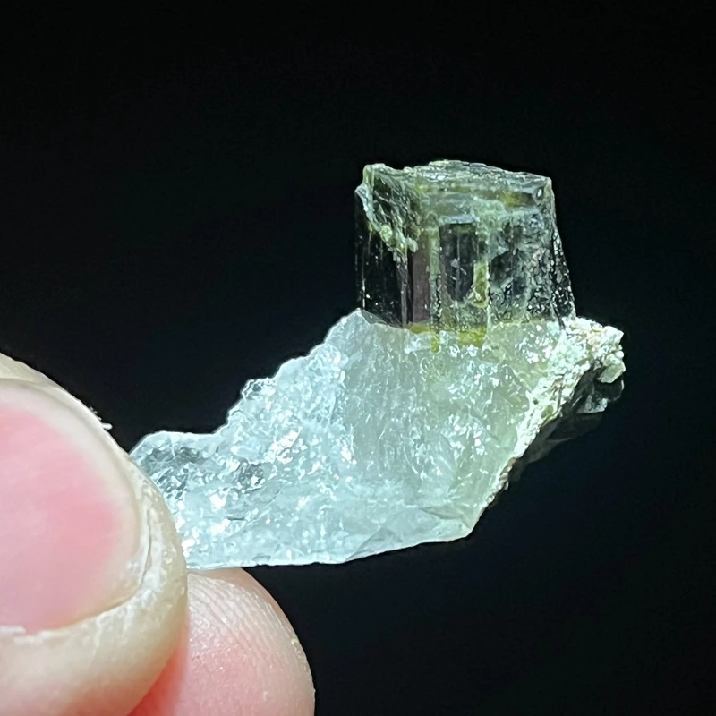 100% natural raw green tourmaline mineral specimen crystal quartz healing stone for home and garden decoration