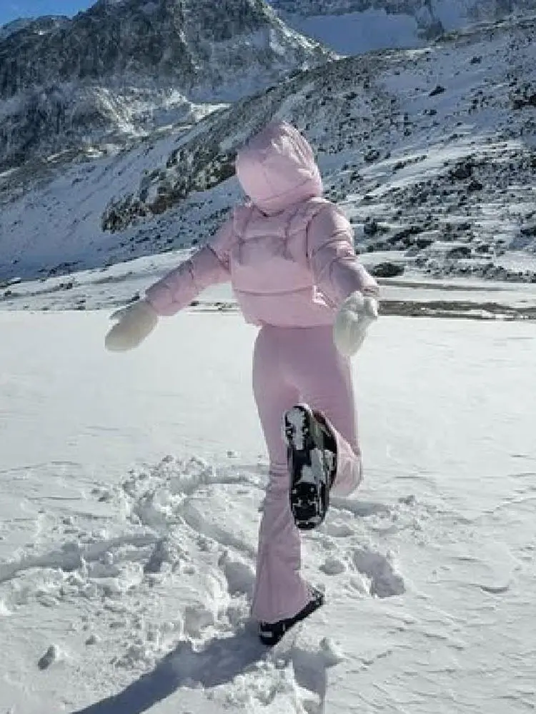 سترة شتوية عصرية من القطن بقلنسوة سترة قصيرة غير رسمية بسحاب سميك وأكمام طويلة معطف متين 2025 ملابس خارجية نسائية أنيقة جديدة دافئة