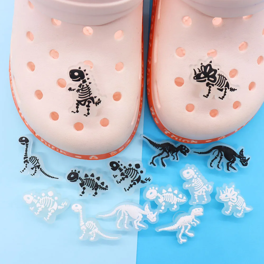 Mix 50 stücke wachsen in der Nacht leuchtende Cartoon Dinosaurier Schädel PVC Zubehör Schuh Charms Sandalen Schnalle Dekoration Kind Party Geschenk