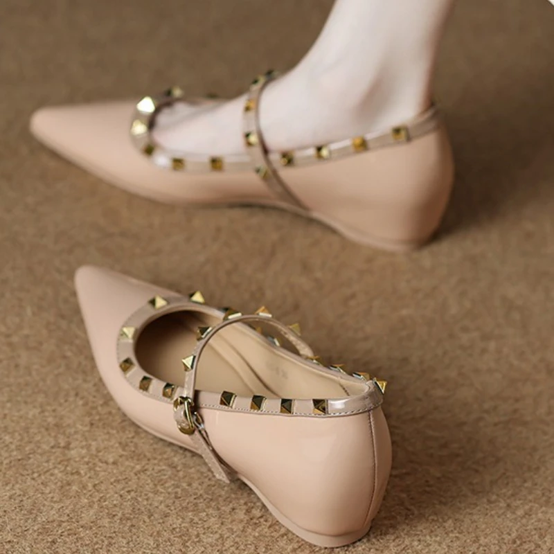 

Летние женские туфли-лодочки в европейском и американском стиле с заклепками и пряжкой на ремешке, женские туфли Мэри Джейн на каблуке с острым носком