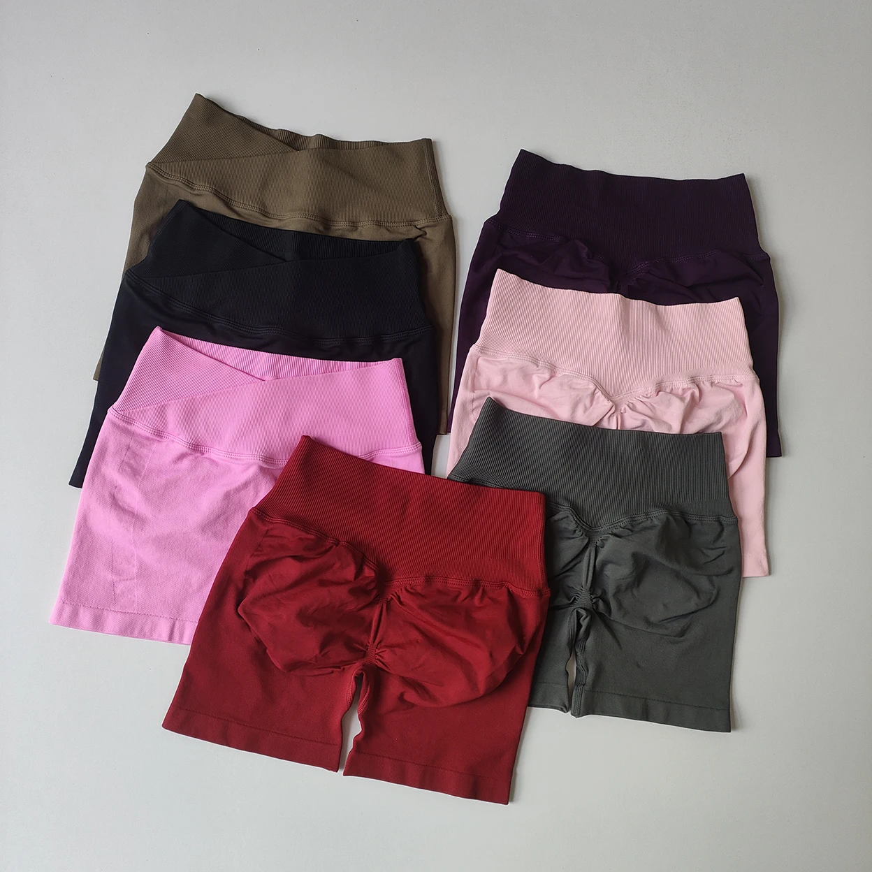Damen Yoga-Shorts mit Vorderkreuz-Taille, dreiteilig, Hüftstraffend, Schnelltrocknend, Eng Anliegende Sportshorts für Training, Laufen und Fitness – Detail 4