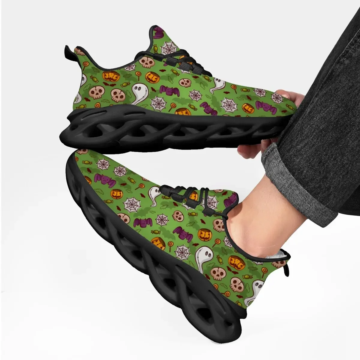 

Halloween Cartoon Graffiti Design Fly-woven Hollowed-out Soft Sole Printed Fashionable Low-top Lace-up Flat Casual Sports Shoes