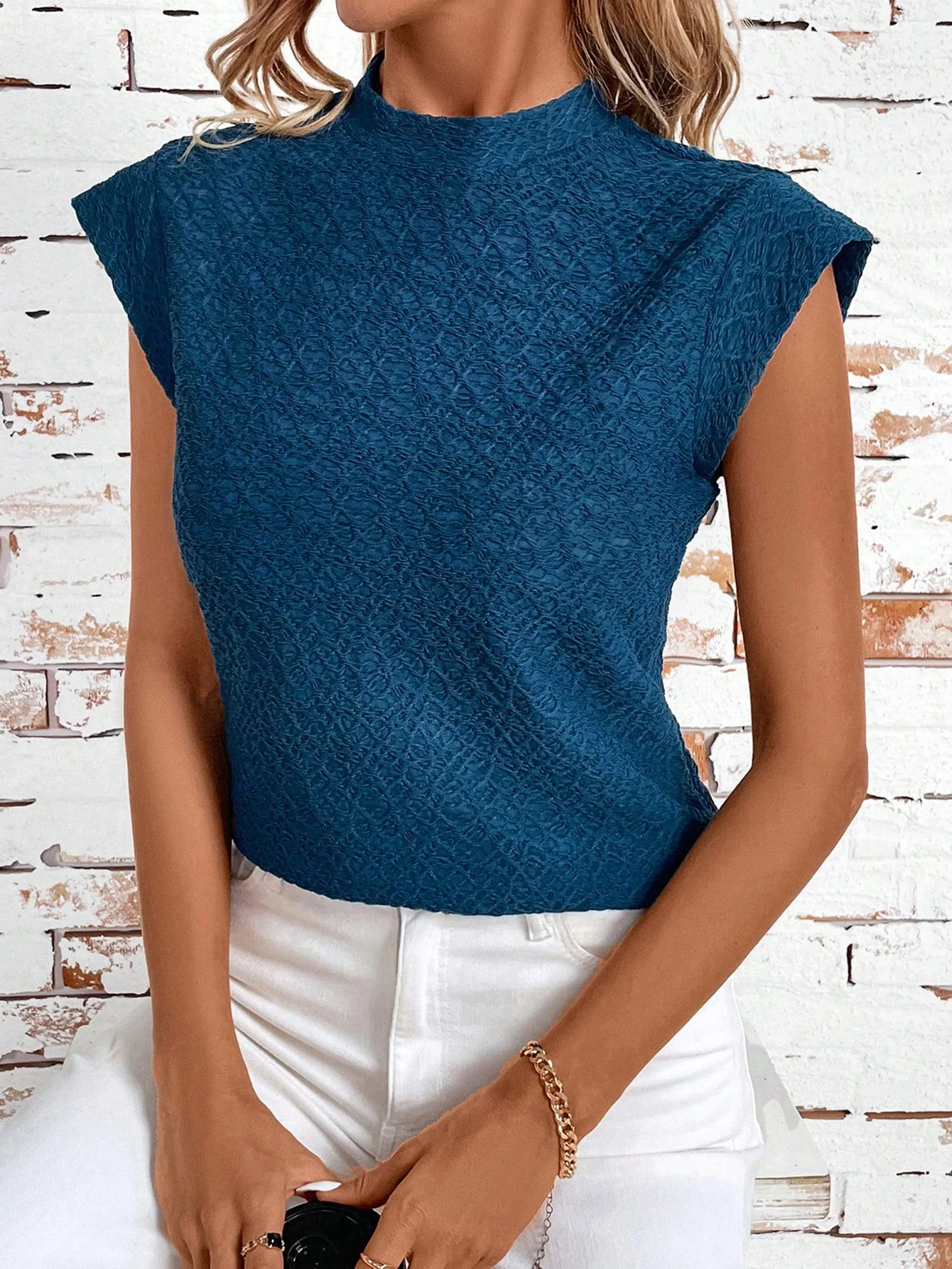 Small collar, elegant and stylish, simple design, small sleeves, short-sleeved T-shirt, women’s top, summer knit with floral pat