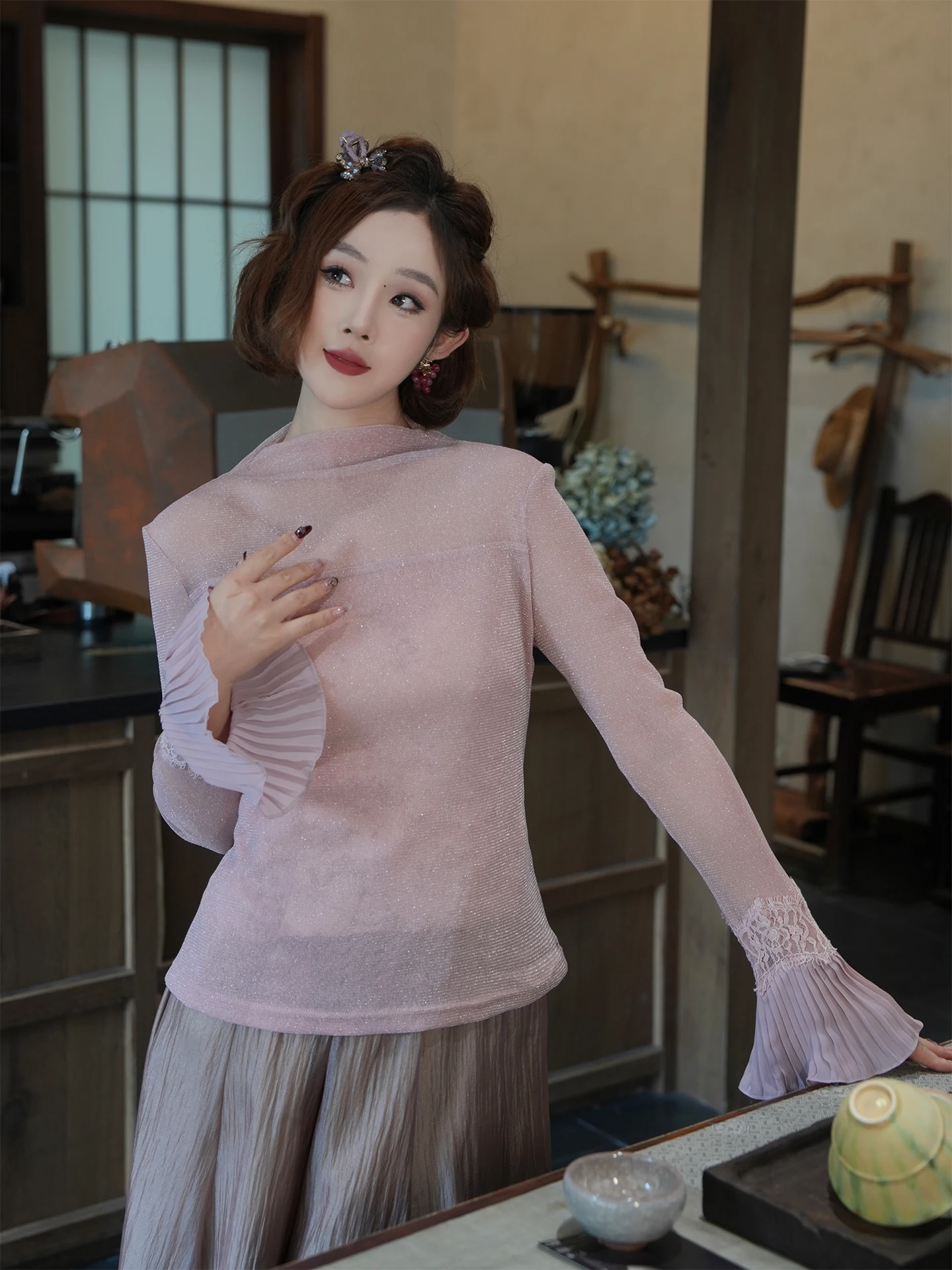 

Повседневная свободная блузка Yolo Lipstick Jade 2026 Весна-Лето из дышащего шелка с серебряной нитью и кружевными рукавами-колокол