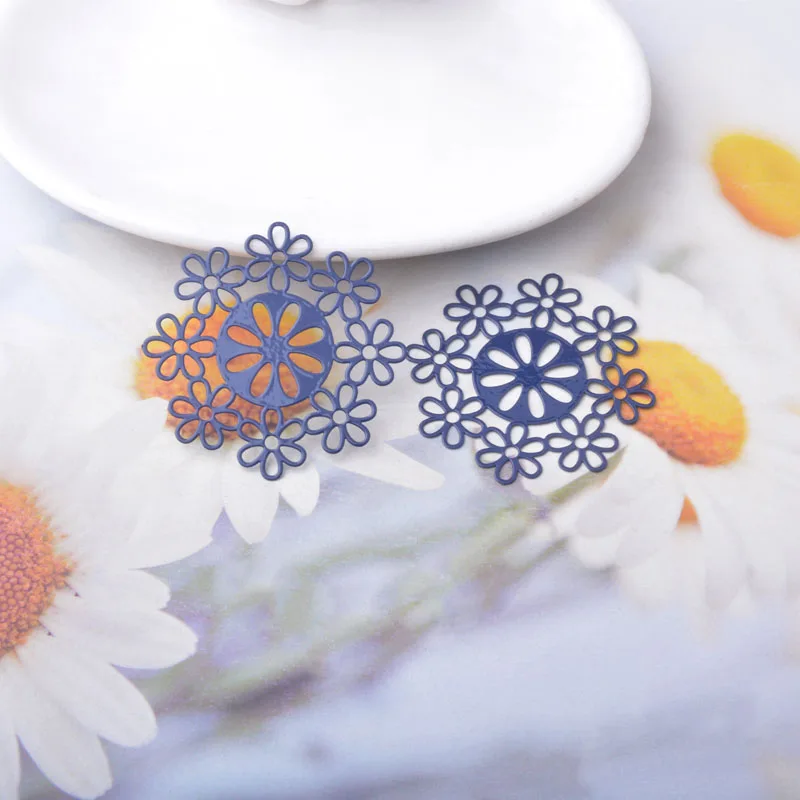 20 Stück AA557 Messing-Schmuckanhänger in hellgoldener Weihnachtsschneeflockenform, bemalte Blumenanhänger, DIY-Ohrring-Zubehör für Frauen – Detail 6