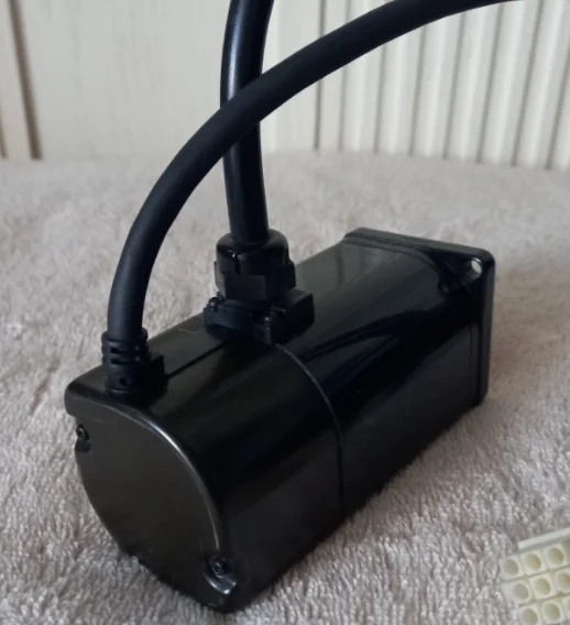 

High Brand NEW 100% Quality R88M-1M40030T-BS2 R88M-1M40030T-B R88M-1M20030T-BS2 1 Year Warranty