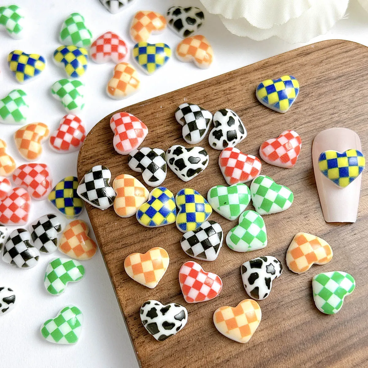 30 Stück Mehrfarbige Schachbrettmuster-Herz-Harz-Nagelcharms Minimalistische Leuchtende Gitter-Pfirsichherz-Nagelkunst-Dekorationen DIY