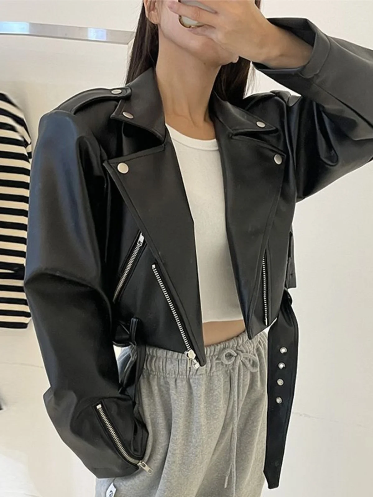 

Ретро-куртка-косуха в гонконгском стиле из кожи для женщин с поясом на талии и большими карманами, осенняя коллекция 2025 года, новинка