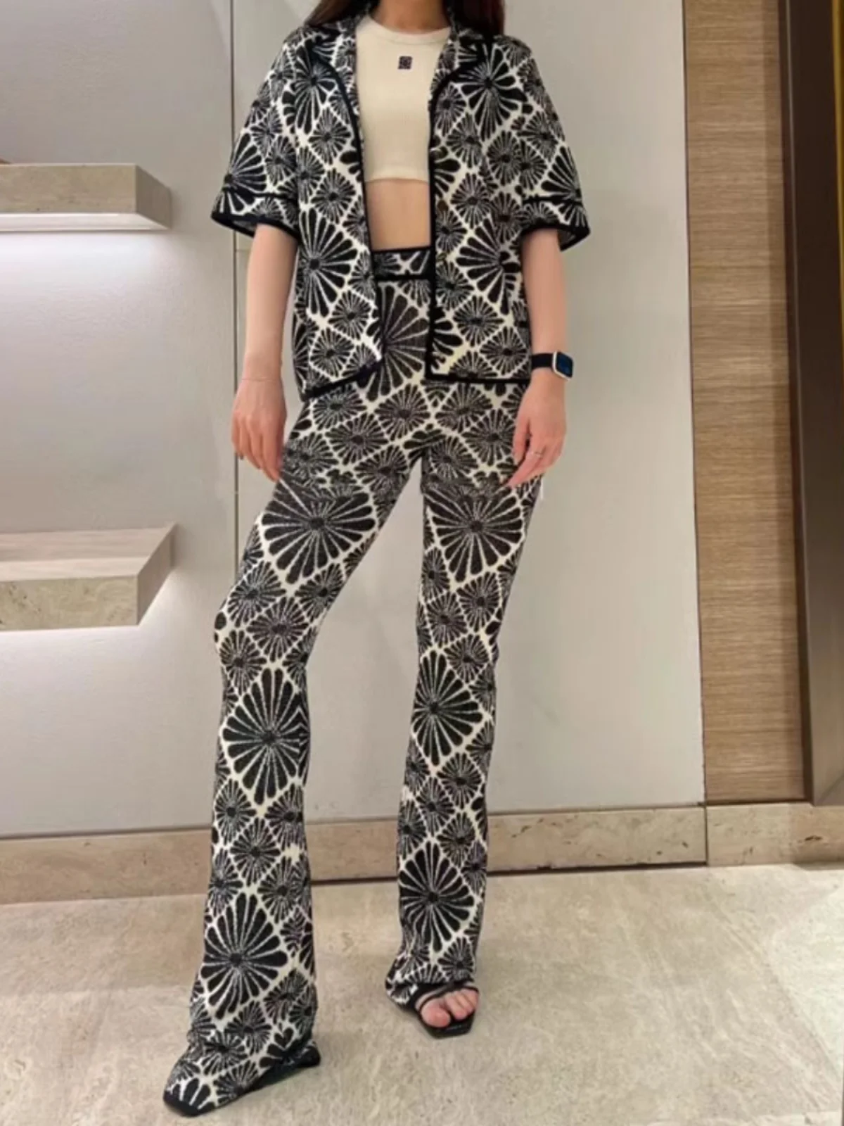 

Женский вязаный свитер Quali S Home с воротником-стойкой, винтажной цветочной вышивкой и бриллиантовым декором, а также длинные брюки микро-клеш