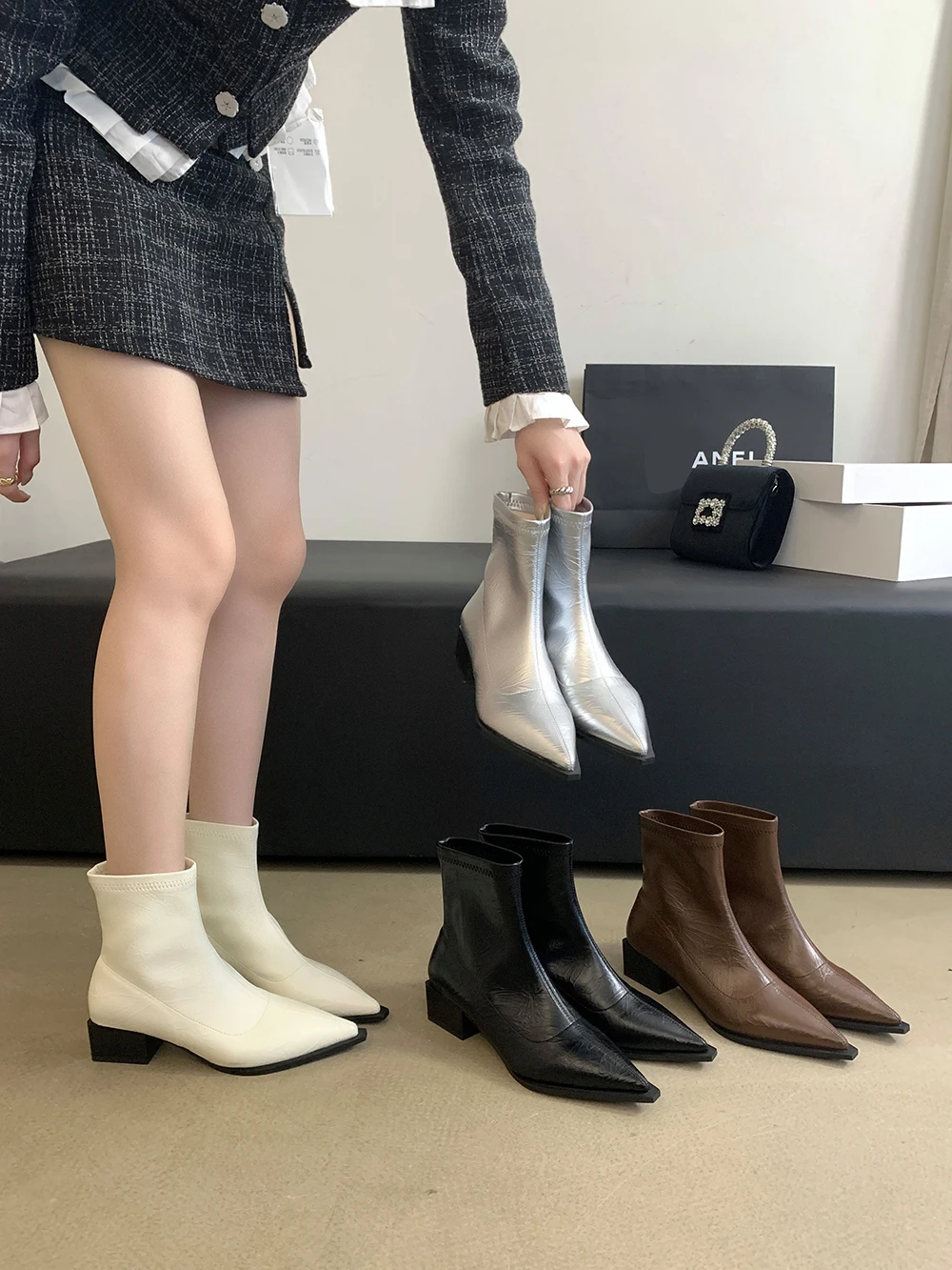 Chelsea Boots dla kobiety ze szpiczastym noskiem w jednolitym kolorze czarny srebrny brązowy beżowy zamek błyskawiczny moda zimowa skarpeta Stretch