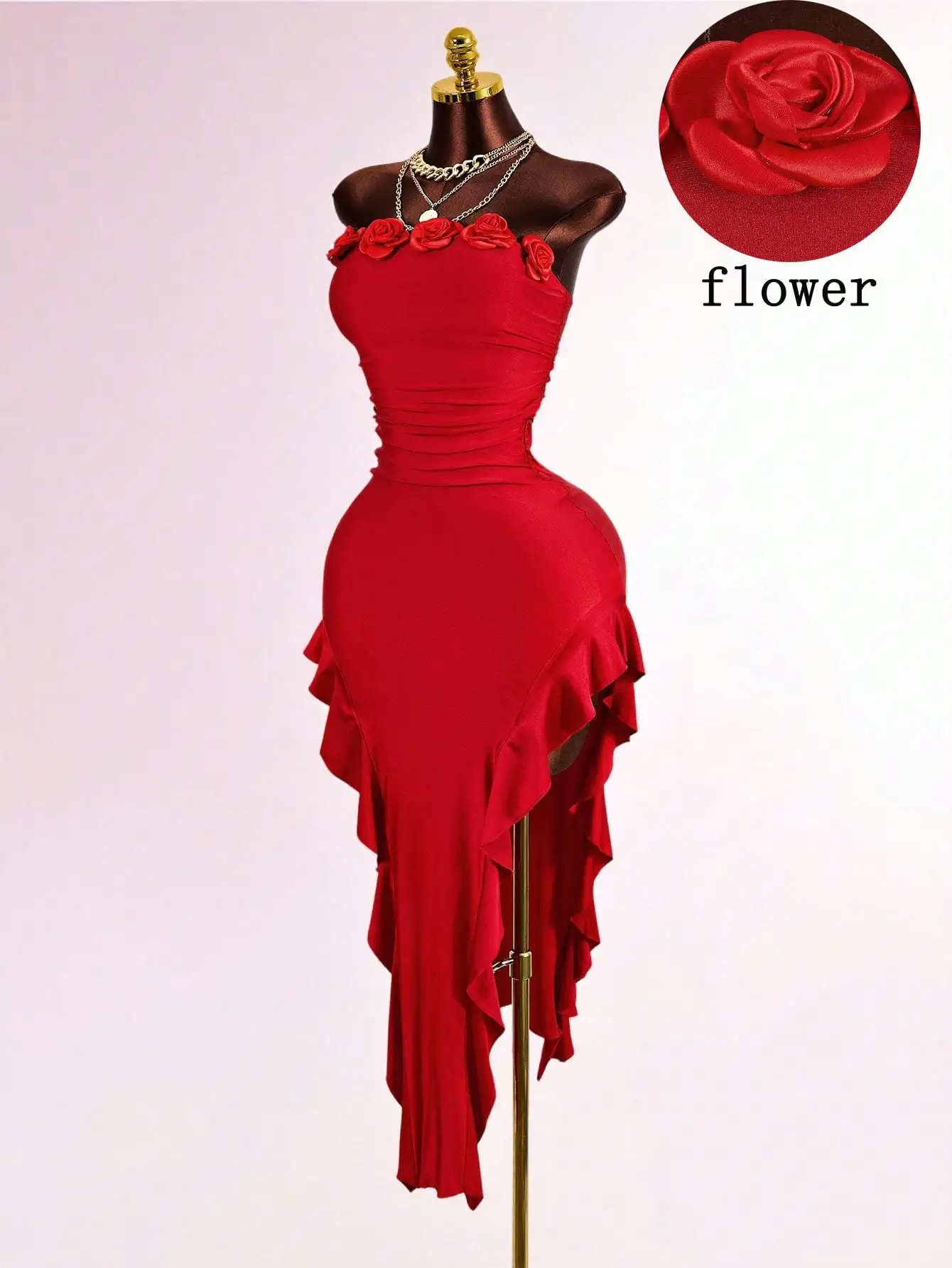 

Красное облегающее платье-бандо с асимметричным подолом и 3D-цветочным декором