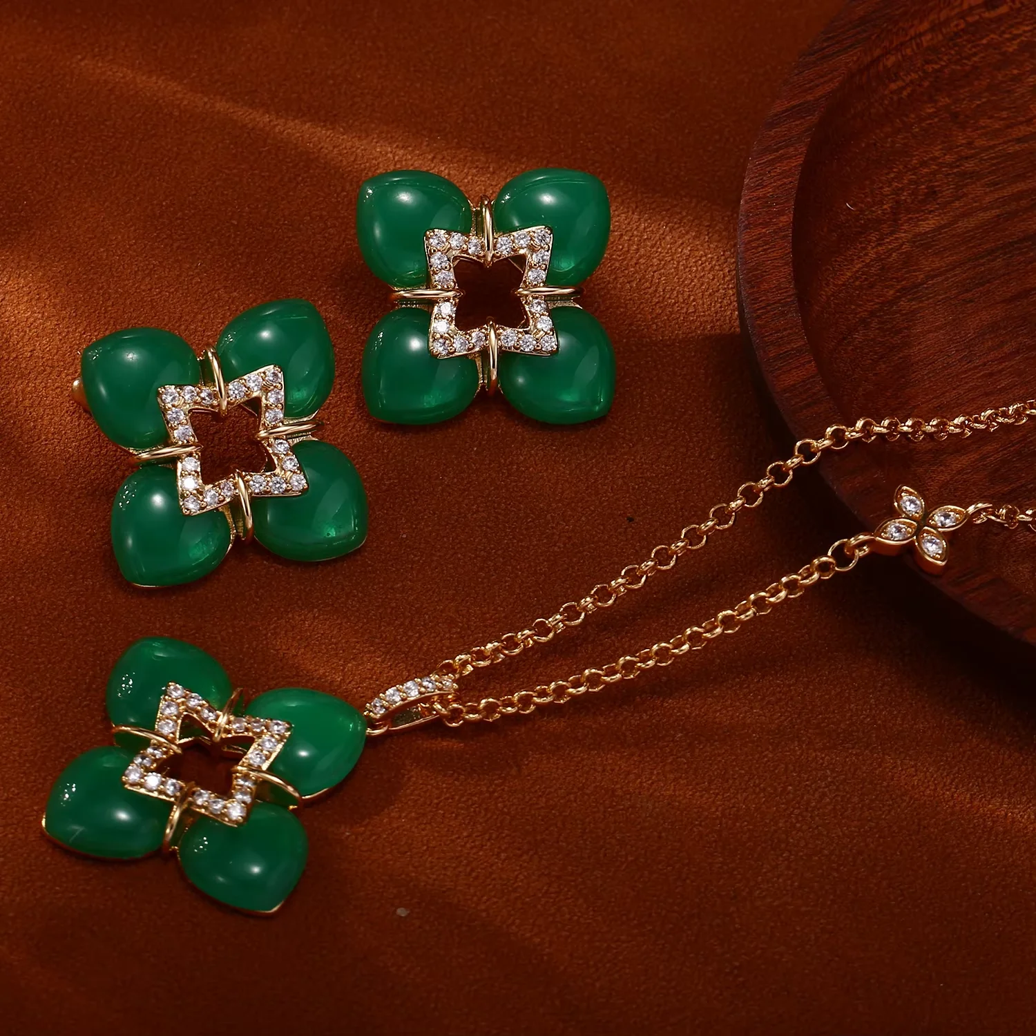 1. Damen-Set mit Blumen-Halskette und Ohrringen, zarte Blumenanhänger-Halskette und passende Ohrstecker, modischer Schmuck für den Alltag. – Detail 2