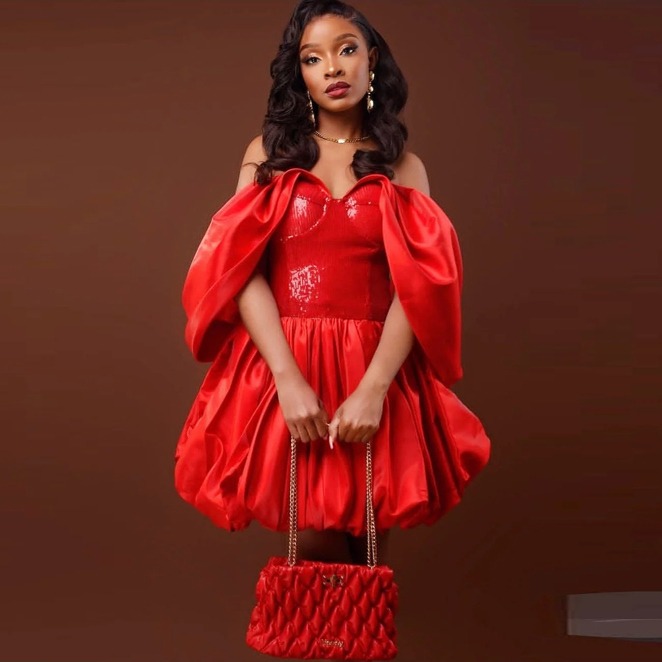 فستان حفلة موسيقية قصير رائع قبالة الكتف من الساتان الأحمر المطرز فوق الركبة فساتين سهرة للفتيات فستان حفلات الكوكتيل