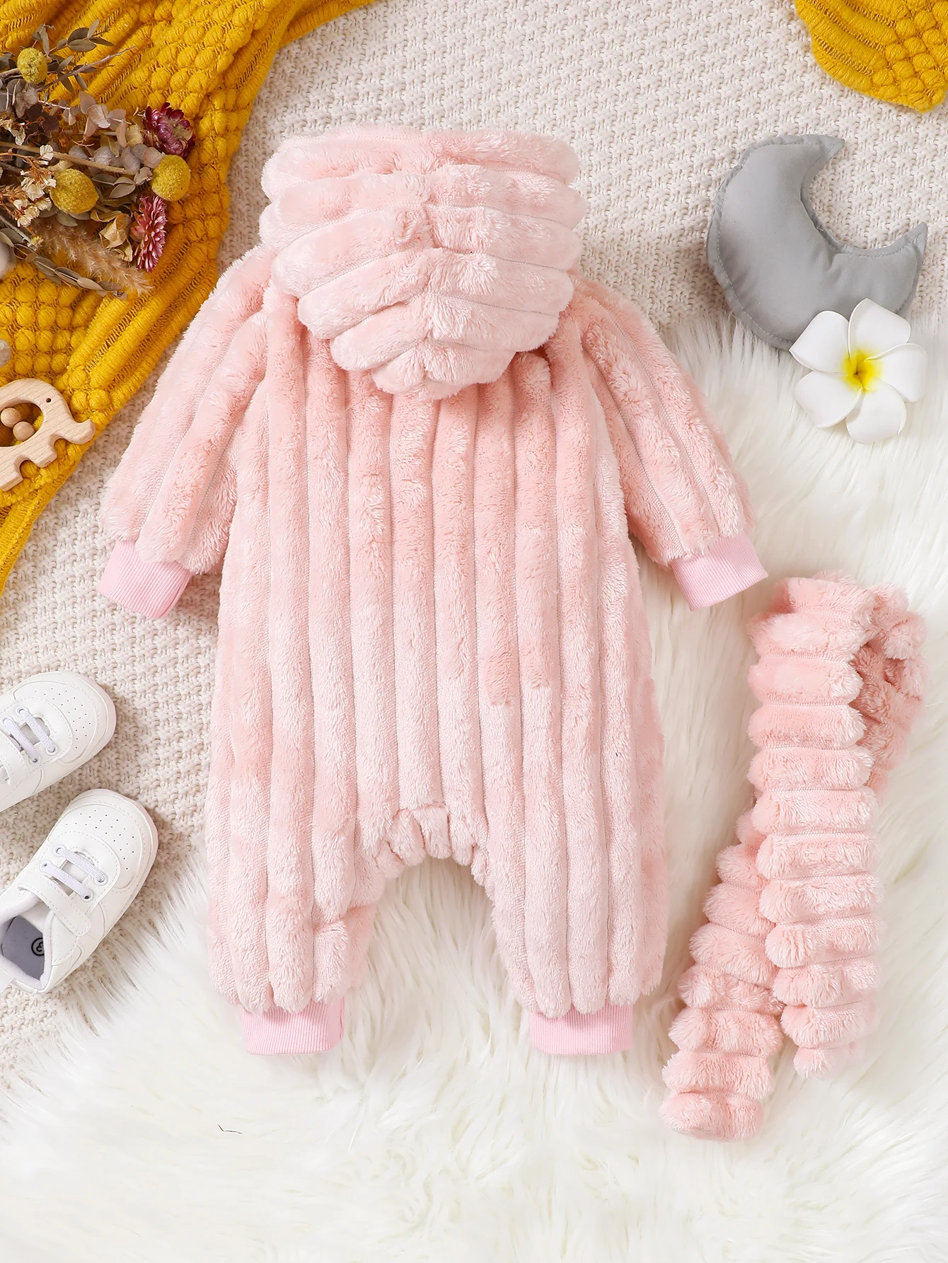 Baby Girl's Autumn and Winter Hooded Plush Jumpsuit + Scarf Two-Piece Set, Cute Cartoon Bear Pattern, Paired with a Matching Color Plush Scarf, Soft and Versatile Long-Sleeved Romper for Newborns for Outdoor Photos.