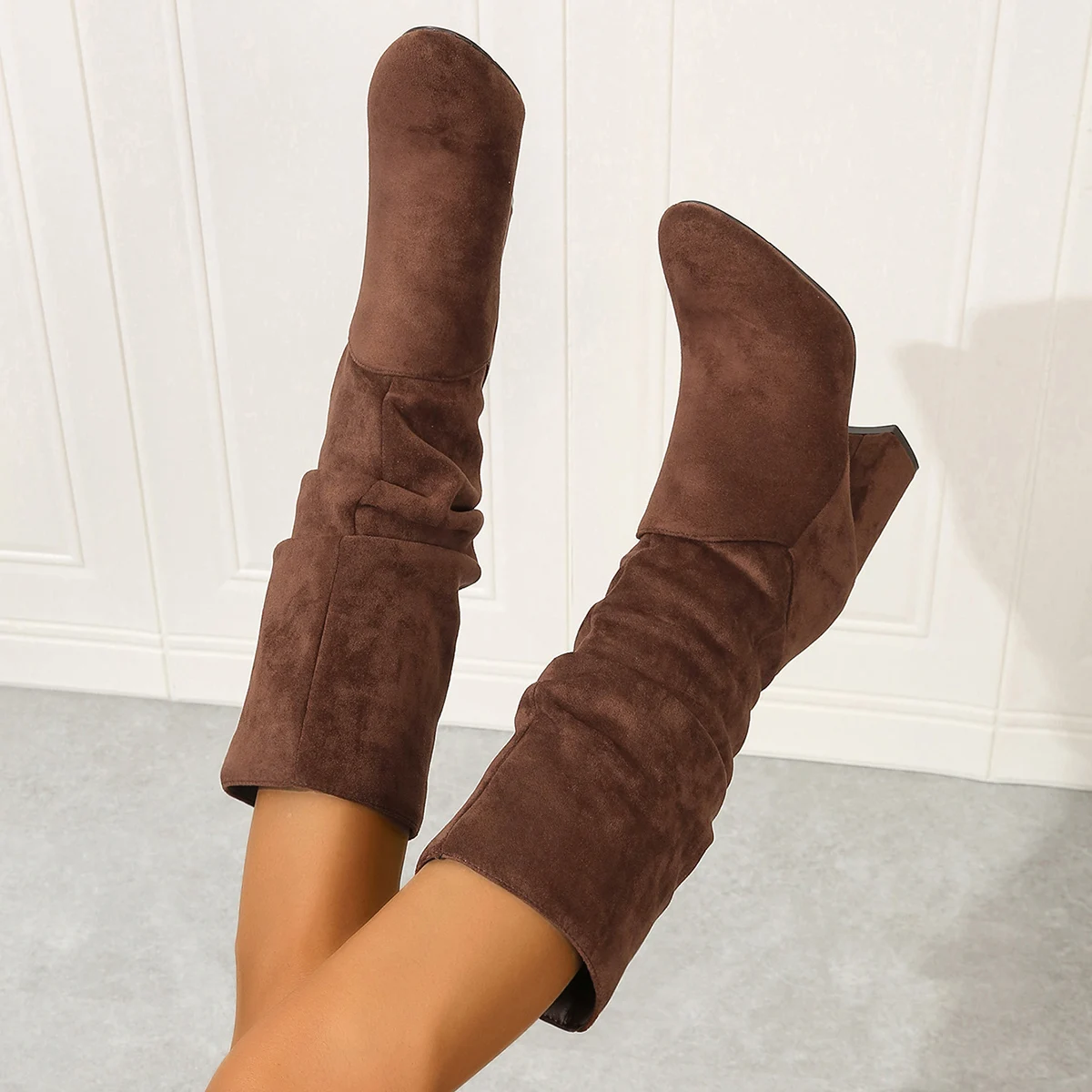 Damen-Stiefel mit plissiertem, spitzem Zehenbereich und hohem Absatz, klobige, bequeme Ärmel, Steigbügel mit einem Fuß, modische, elegante Schuhe