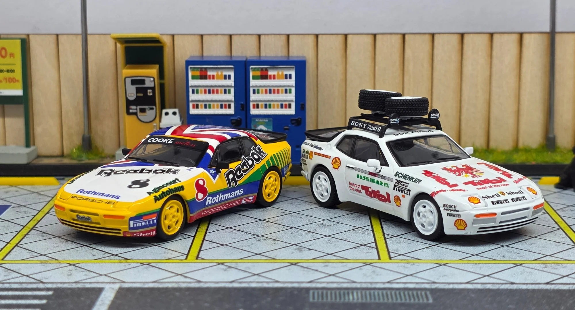 

Набор из двух эксклюзивных моделей автомобилей Sparky 1:64: Porsche 944 Turbo Edition 1987 и Turbo Cup 1988 (Tiny Exclusive), литые под давлением.