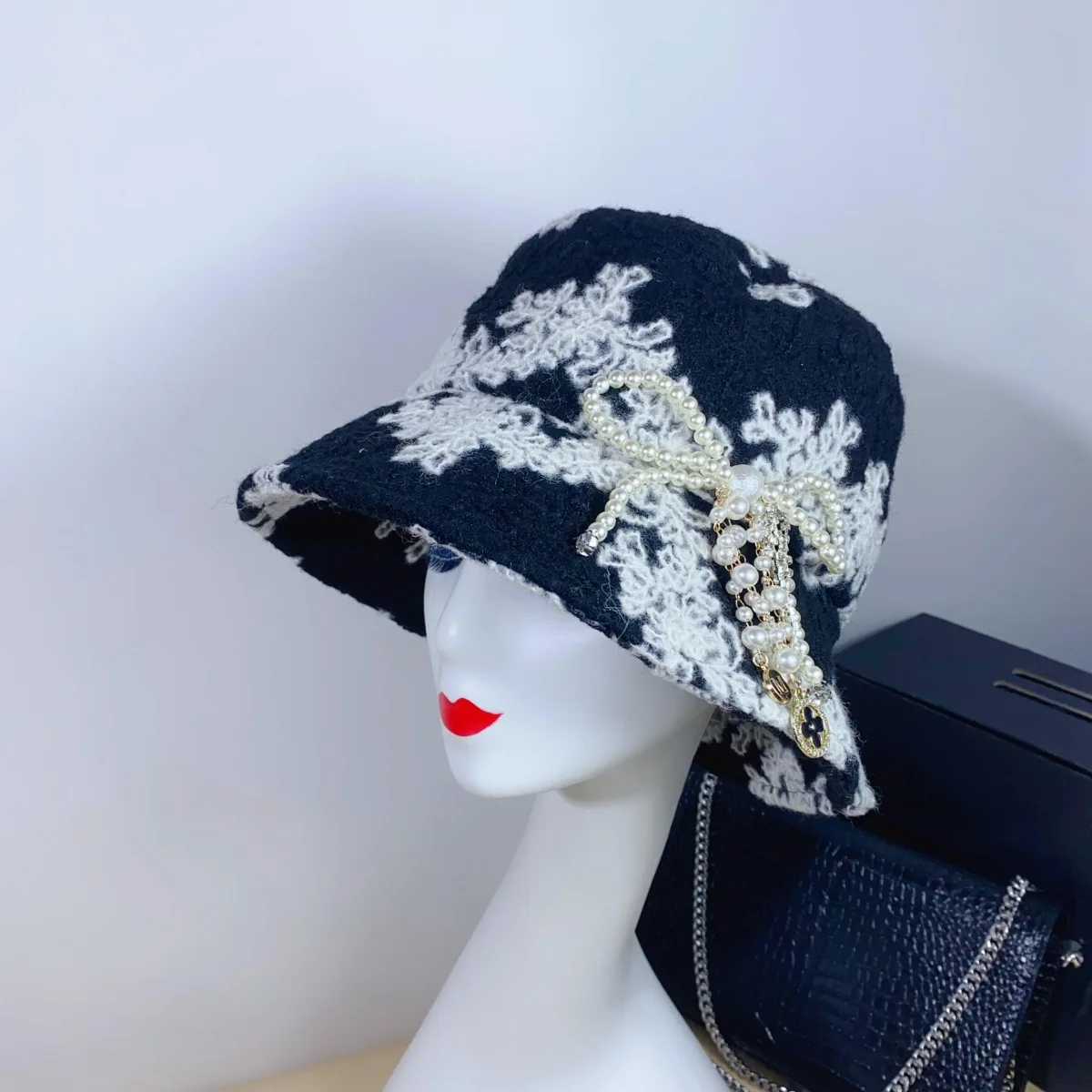 Autunno e inverno Warm Pot Hat Pearl Bow Sparkling Diamond Jacquard ricamo Water Bucket cappello da pescatore femminile