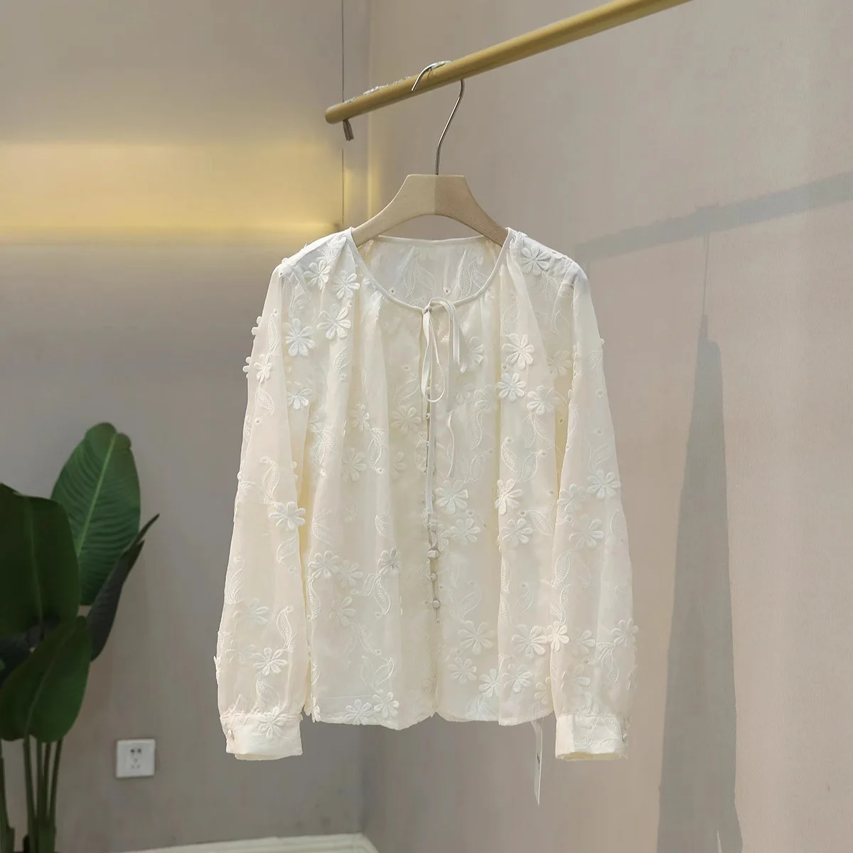 

Весна 2025: Женская свободная рубашка с 3D-вышивкой цветов, богатой отделкой, поясом и эффектом стройности, в модном корейском стиле