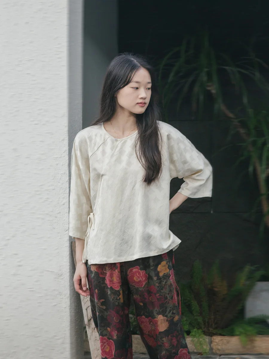 

Fubai Yushan Ji White Lotus Grid Embroidered Satin Linen Loose Style Side Buttoned Shirt Original Design Autumn Fashion